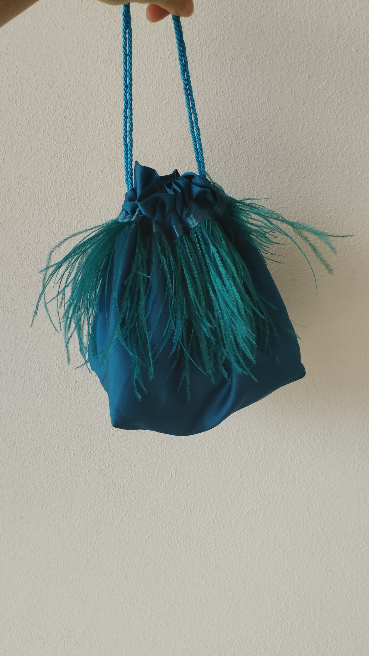 Borsa a sacchetto con base con piume