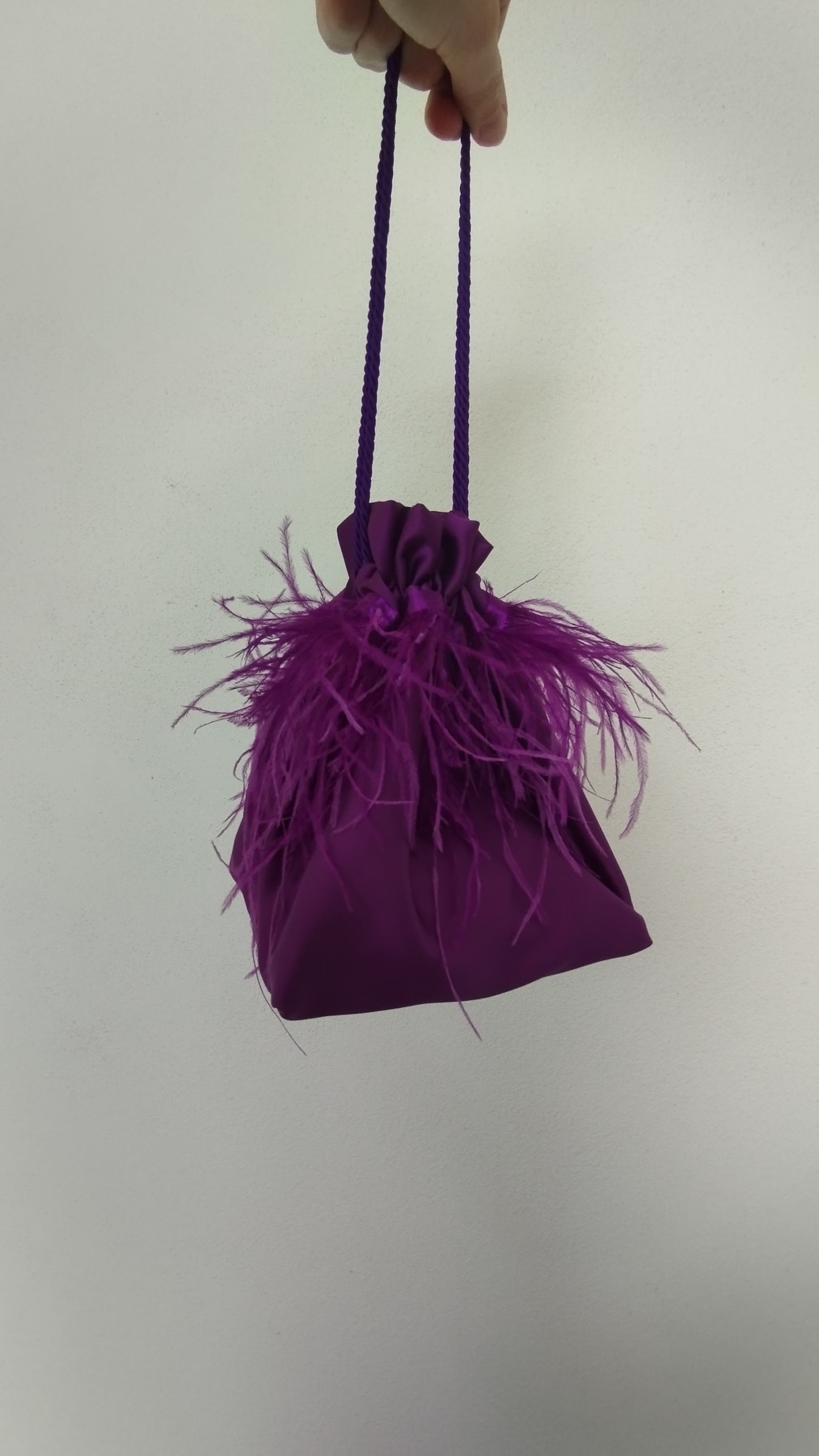 Borsa a sacchetto con base con piume