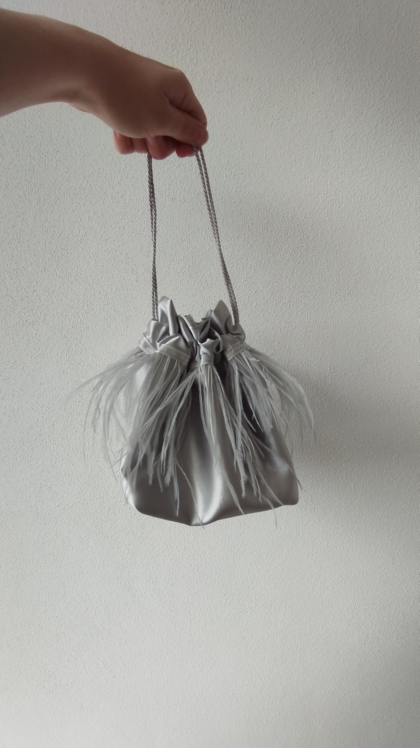 Borsa a sacchetto con base con piume