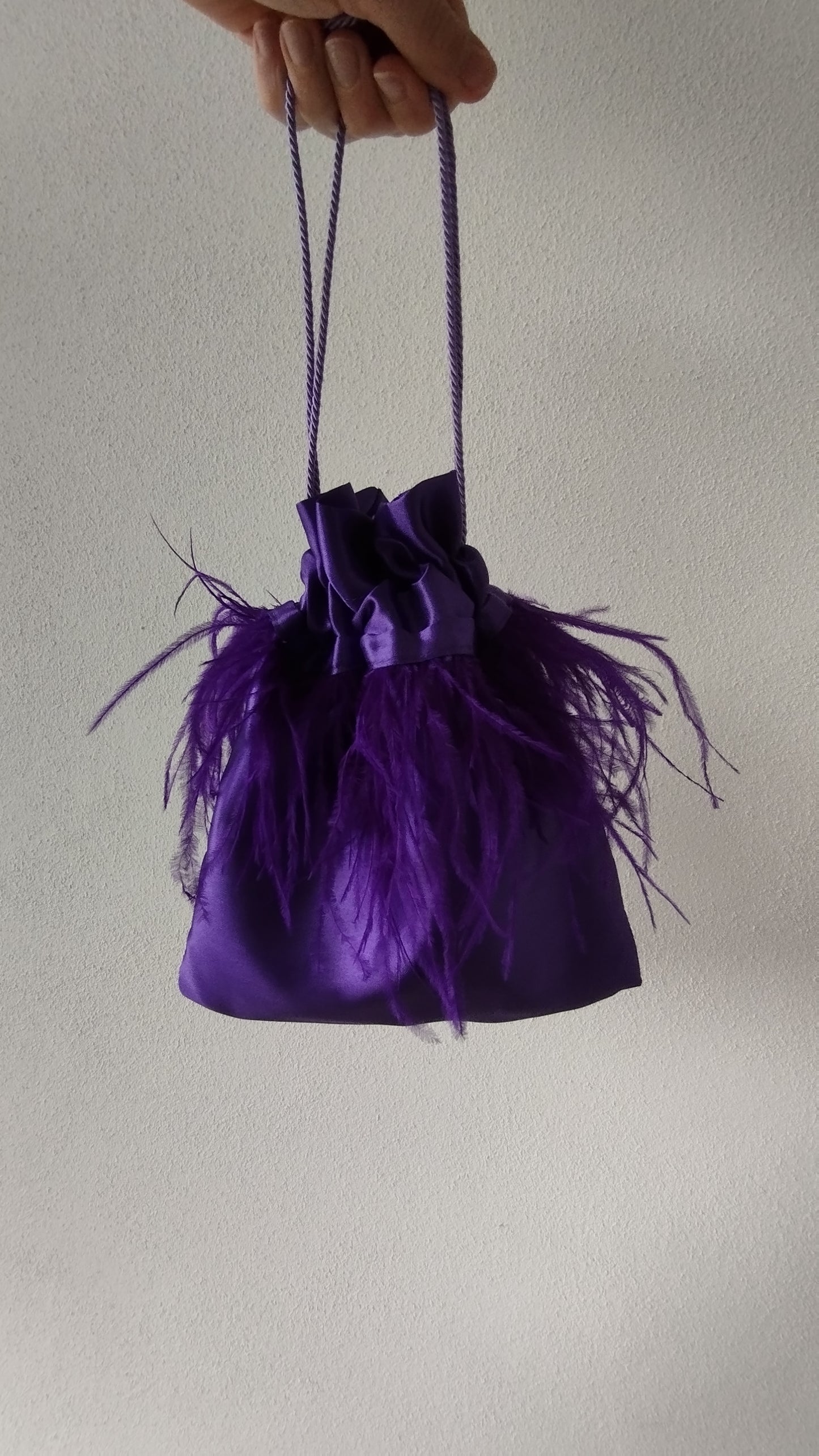 Borsa a sacchetto con base con piume