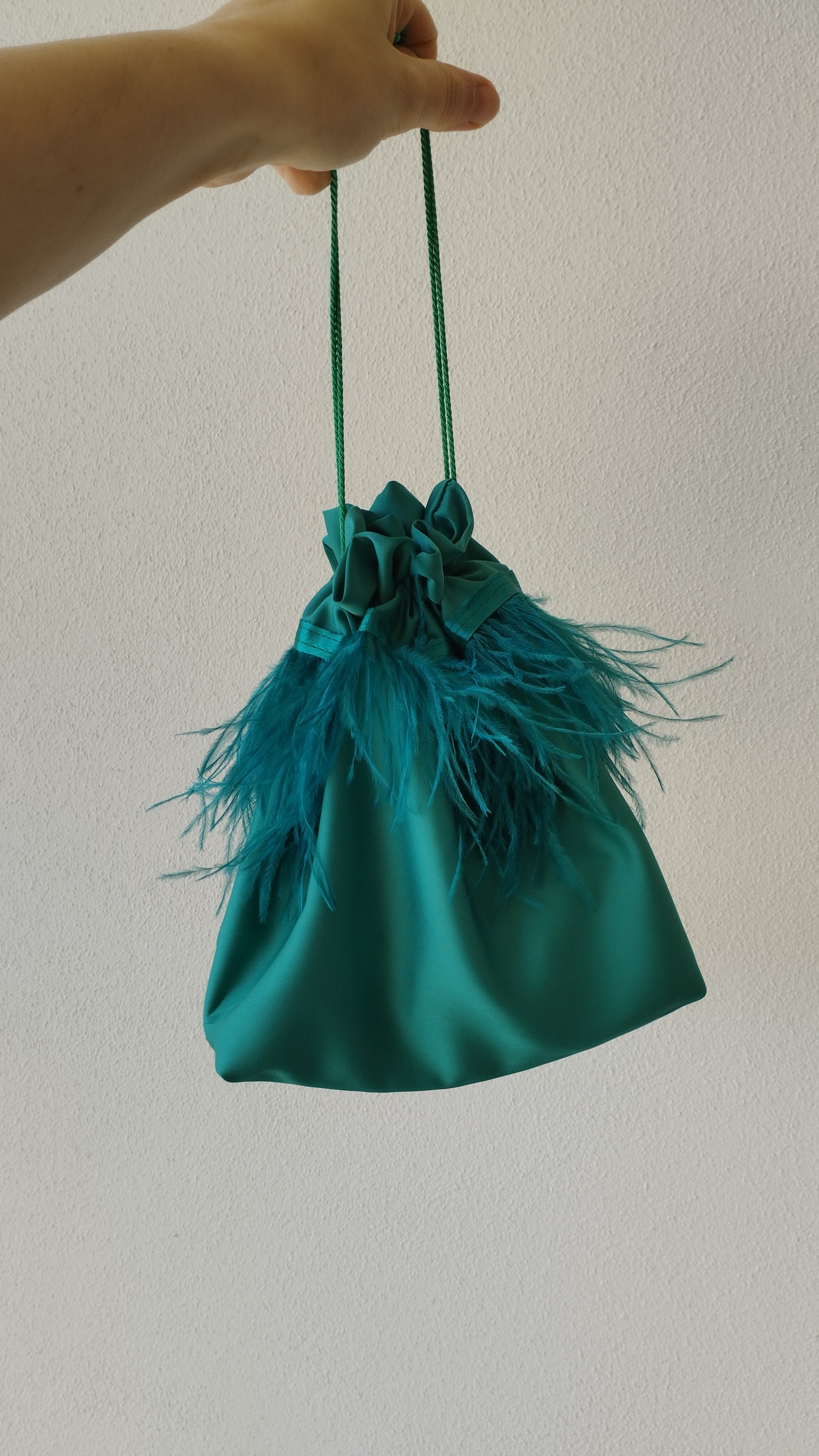 Borsa a sacchetto con base con piume