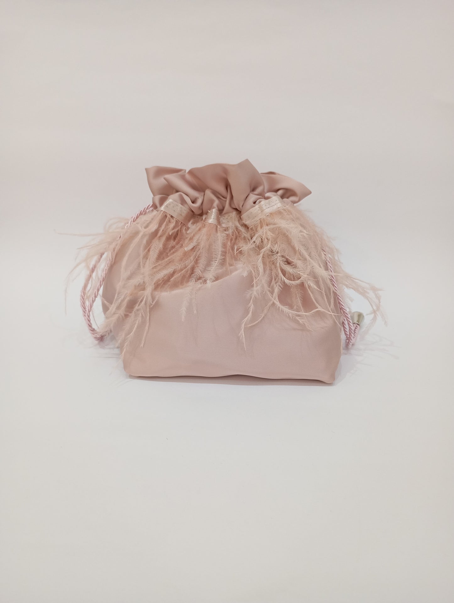 Borsa a sacchetto con base con piume