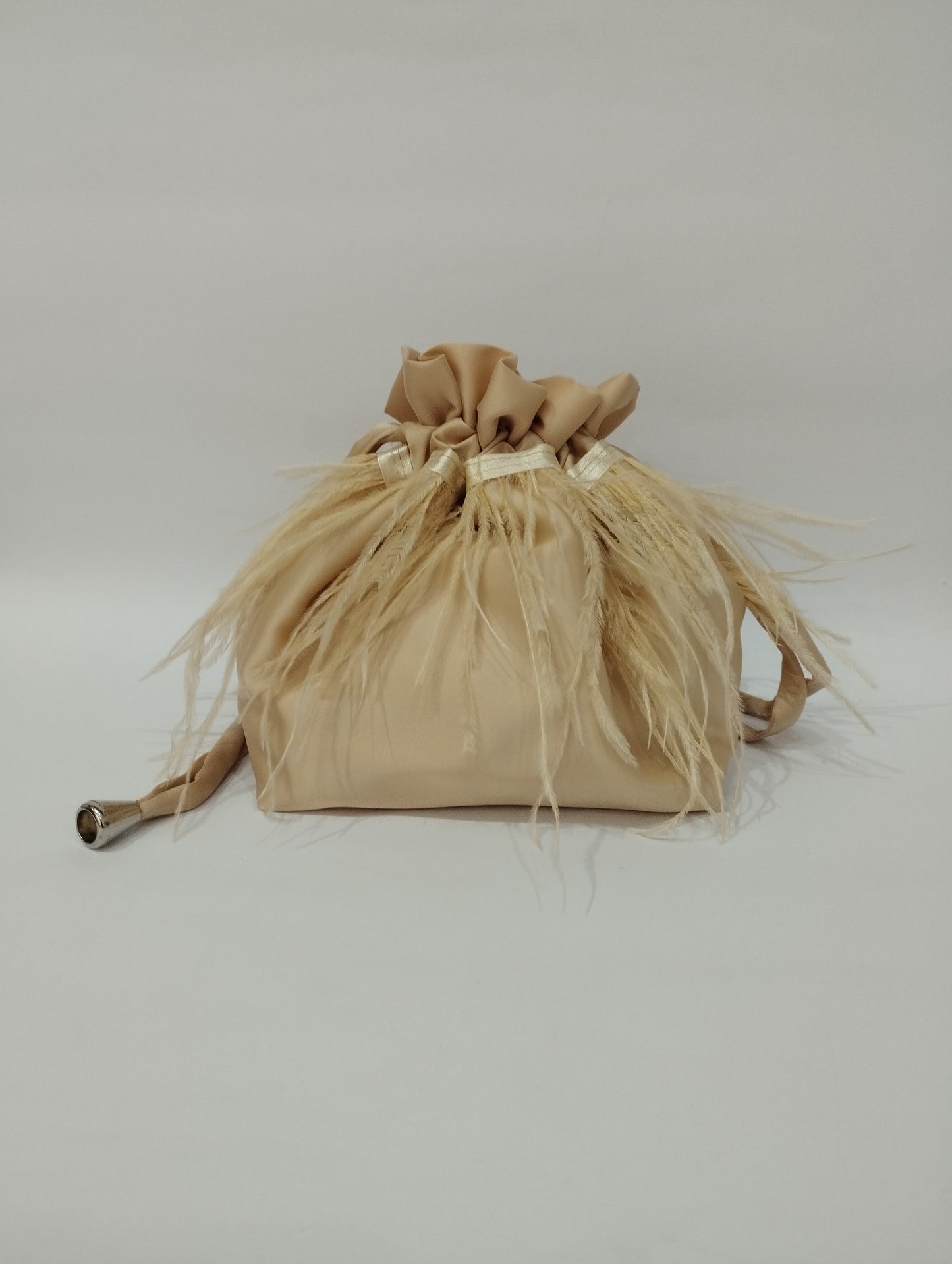 Borsa a sacchetto con base con piume