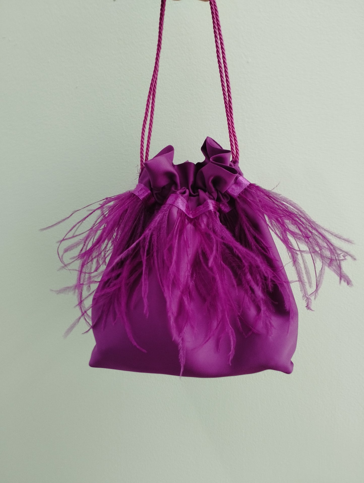 Borsa a sacchetto con base con piume