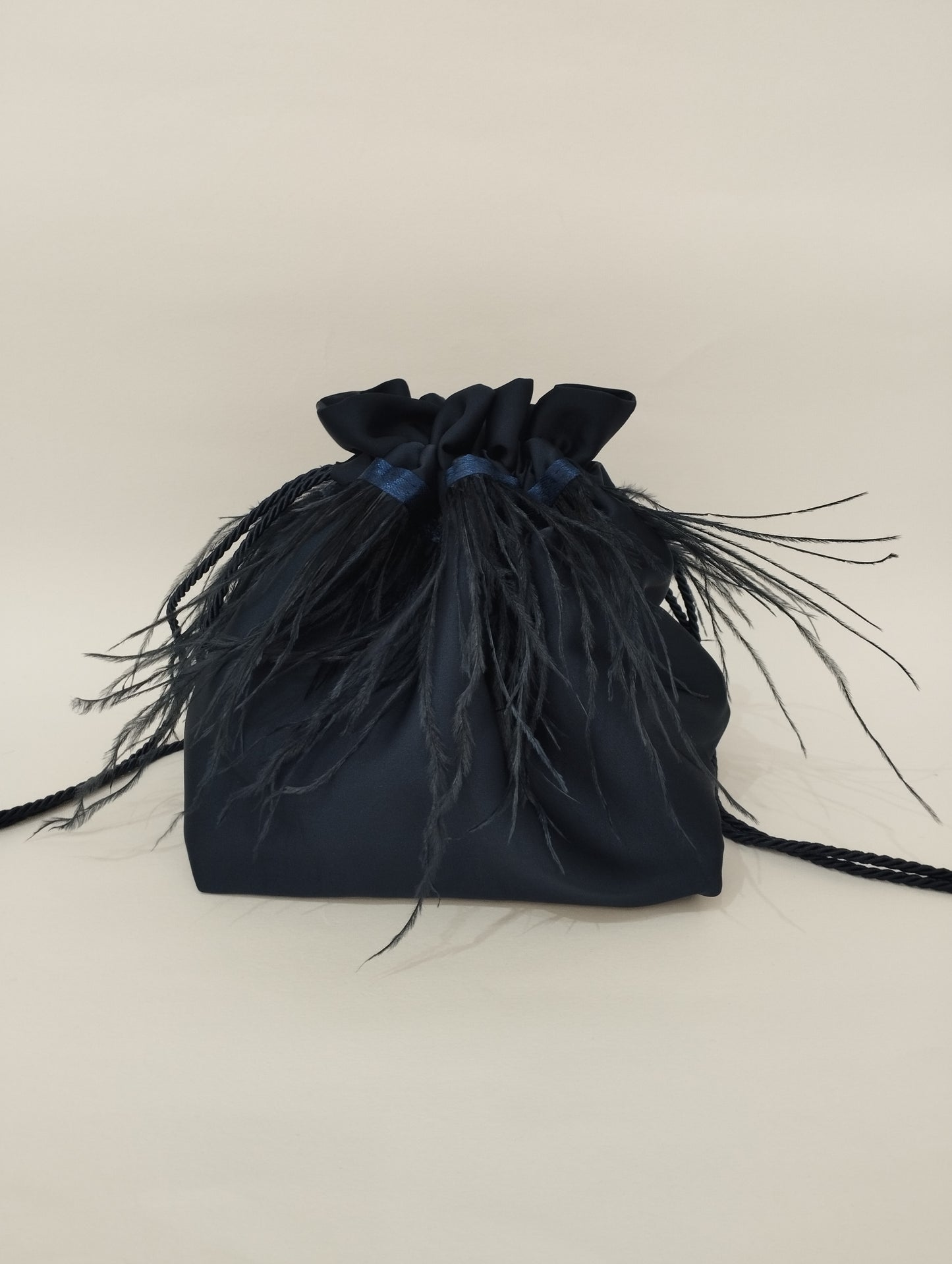 Borsa a sacchetto con base con piume