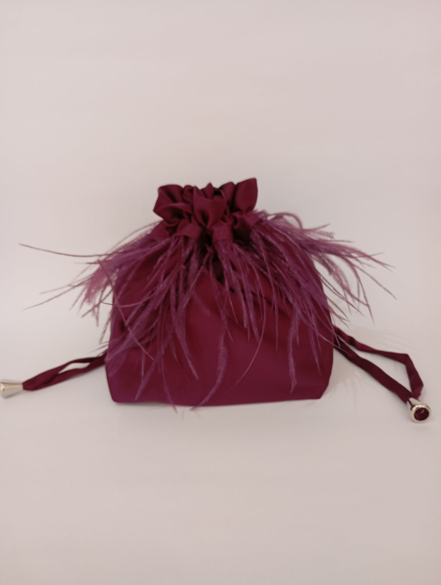 Borsa a sacchetto con base con piume