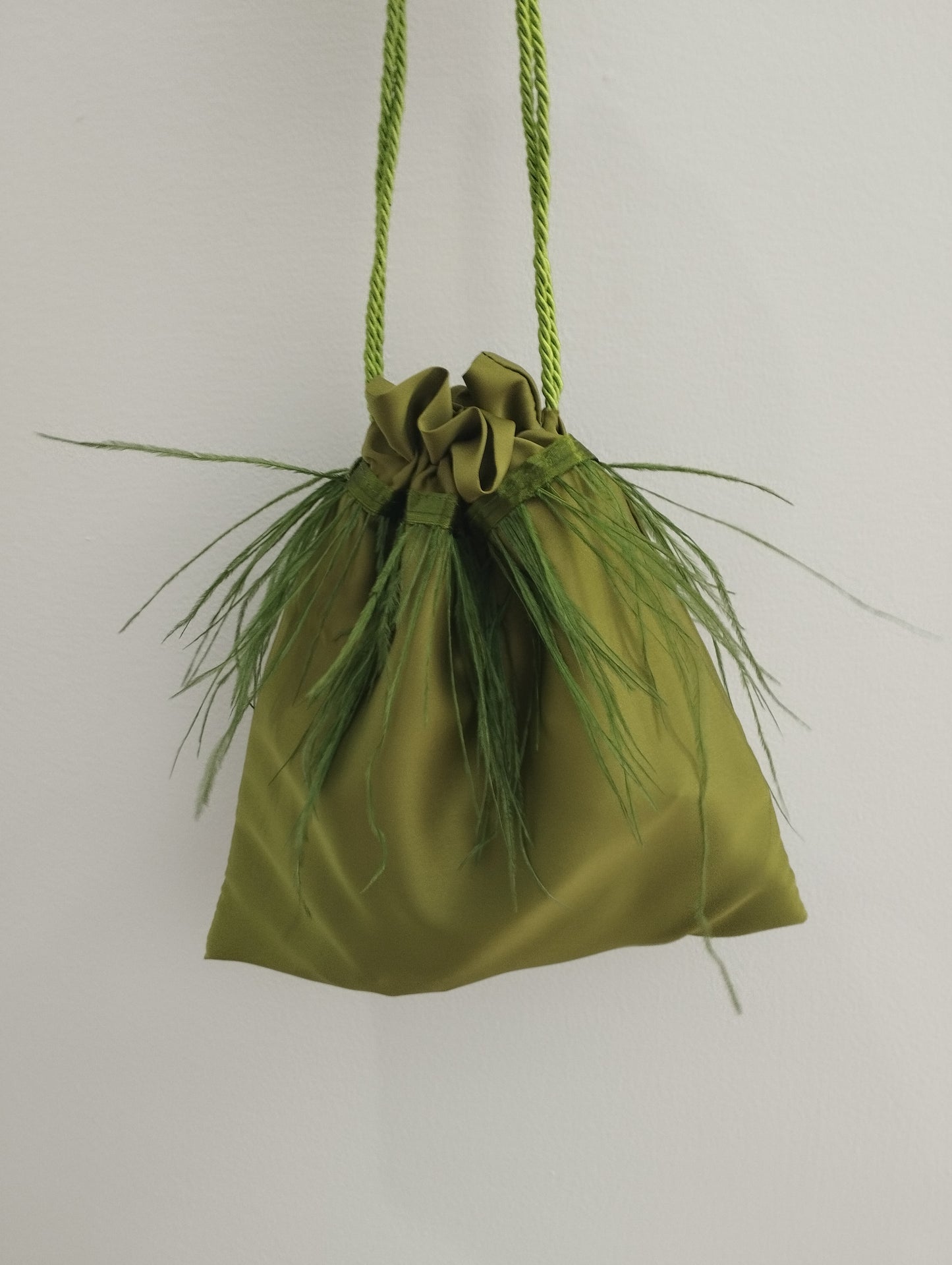 Borsa a sacchetto con piume