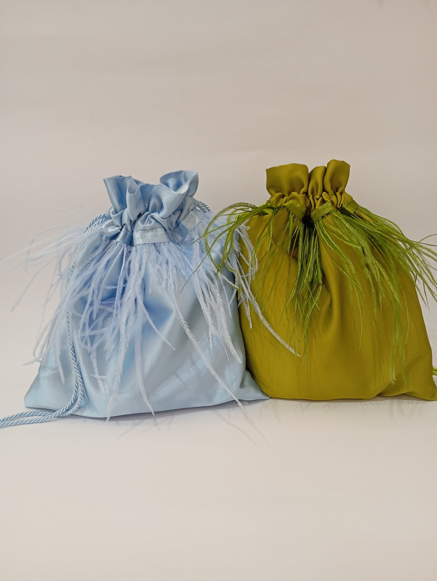 Borsa a sacchetto con piume