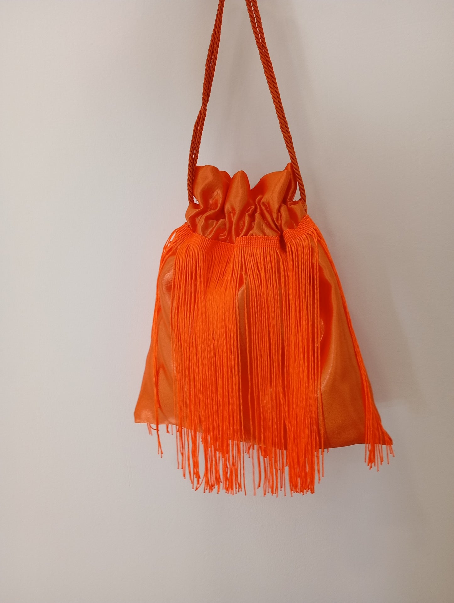 Borsa a sacchetto con frangia di nappe