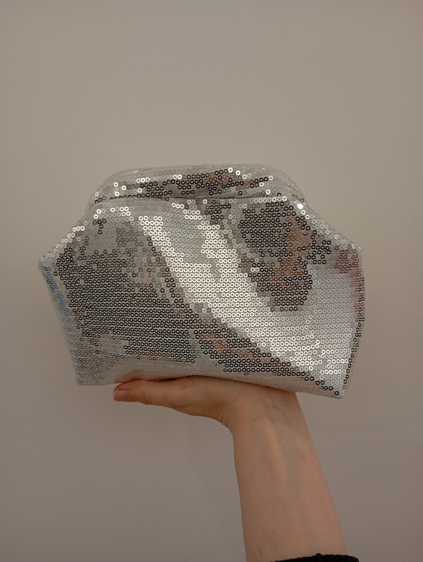 Pochette à paillettes argentées