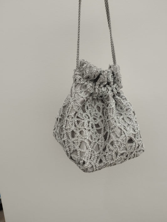Sac pochette en macramé argenté