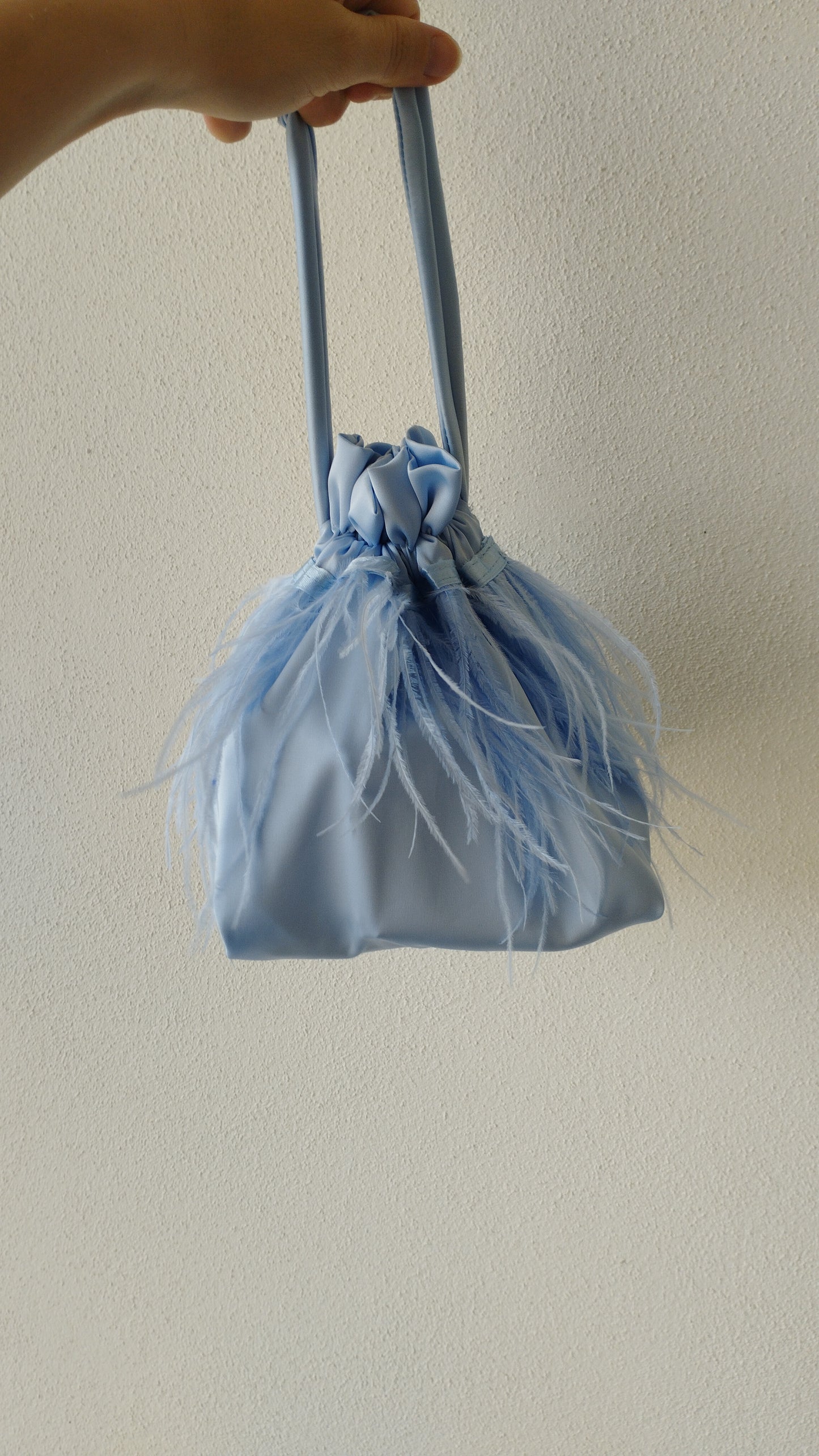 Borsa a sacchetto con base con piume