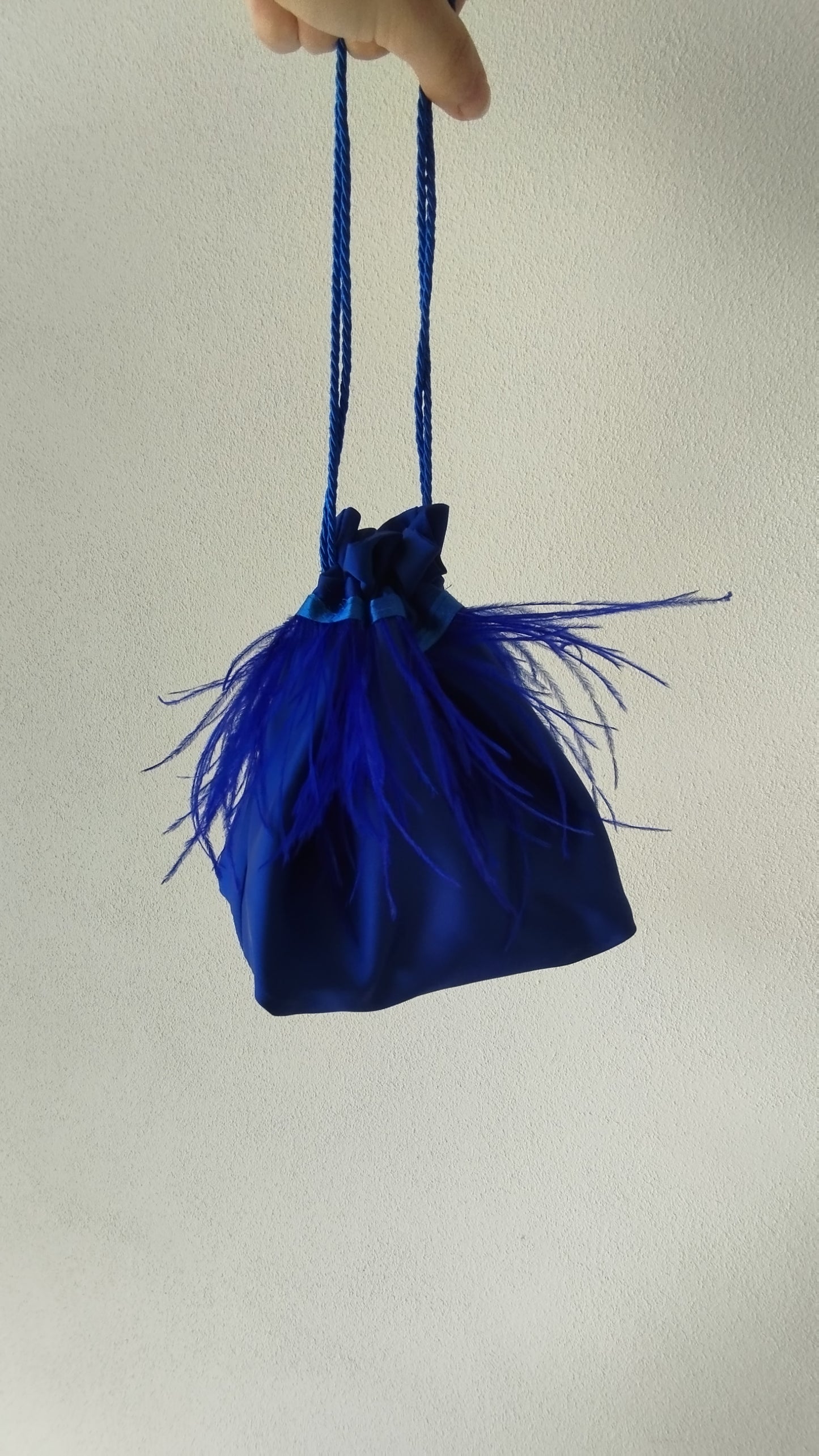 Borsa a sacchetto con base con piume