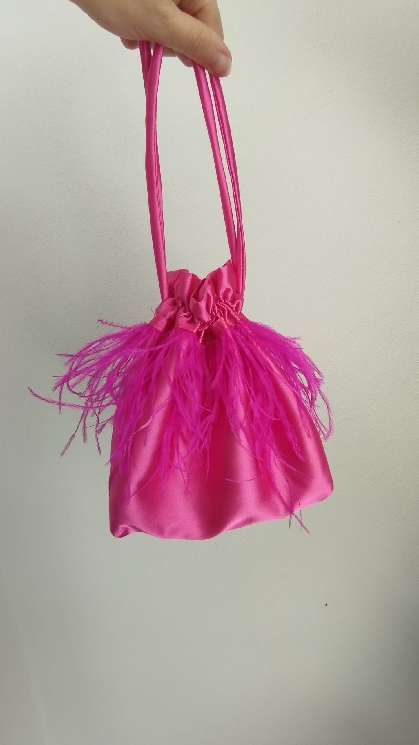 Borsa a sacchetto con base con piume