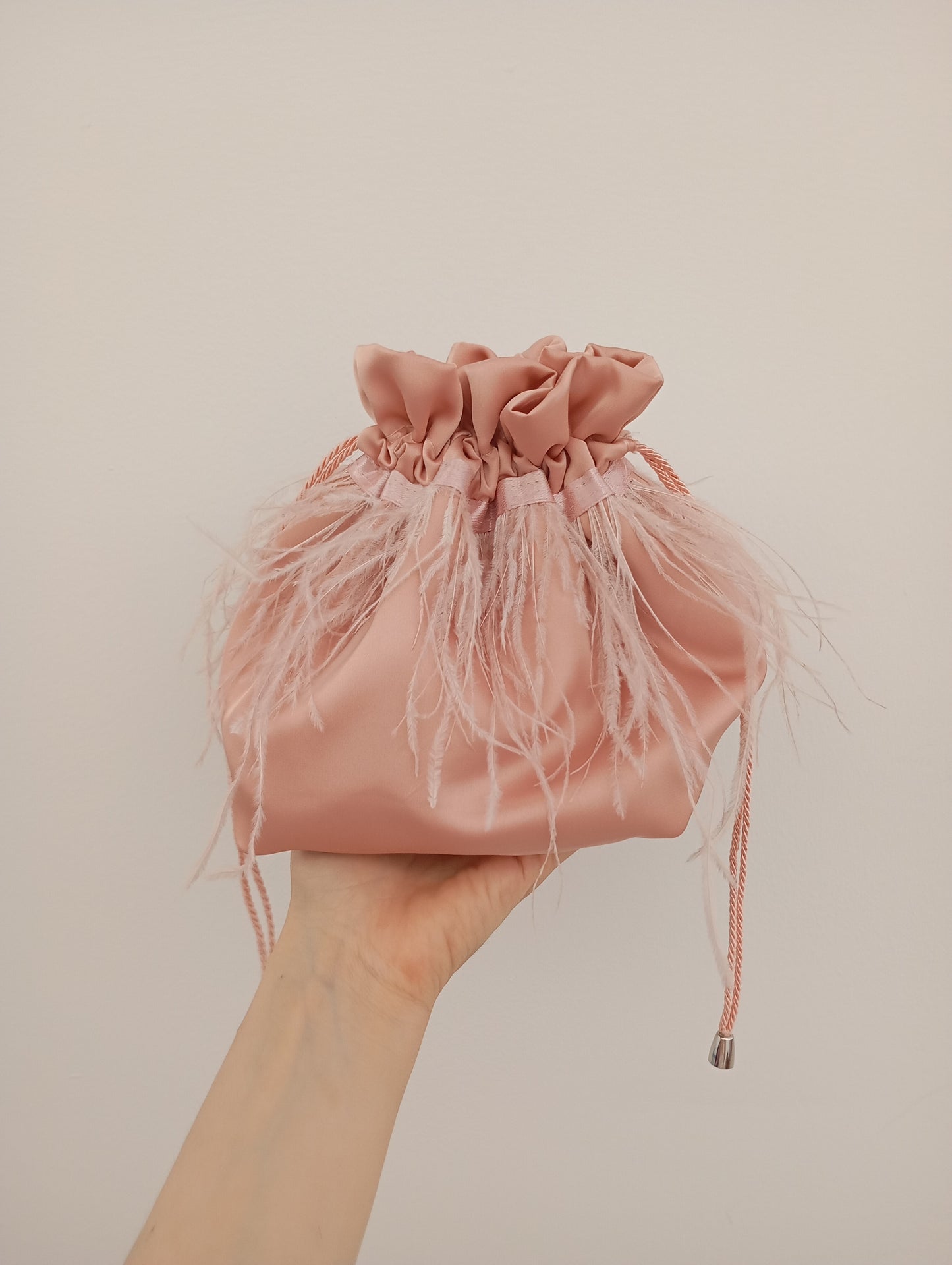 Borsa a sacchetto con base con piume