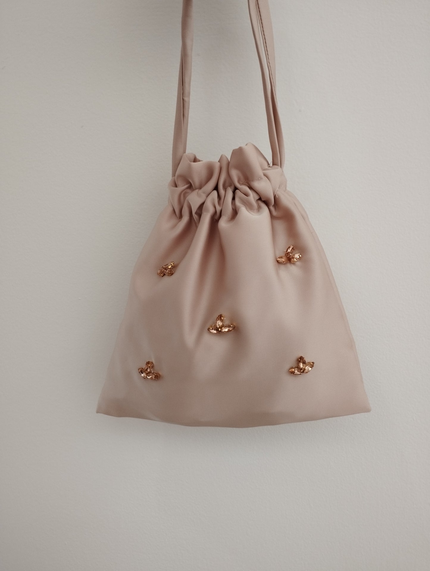 Sac en satin bleu poudré avec appliques