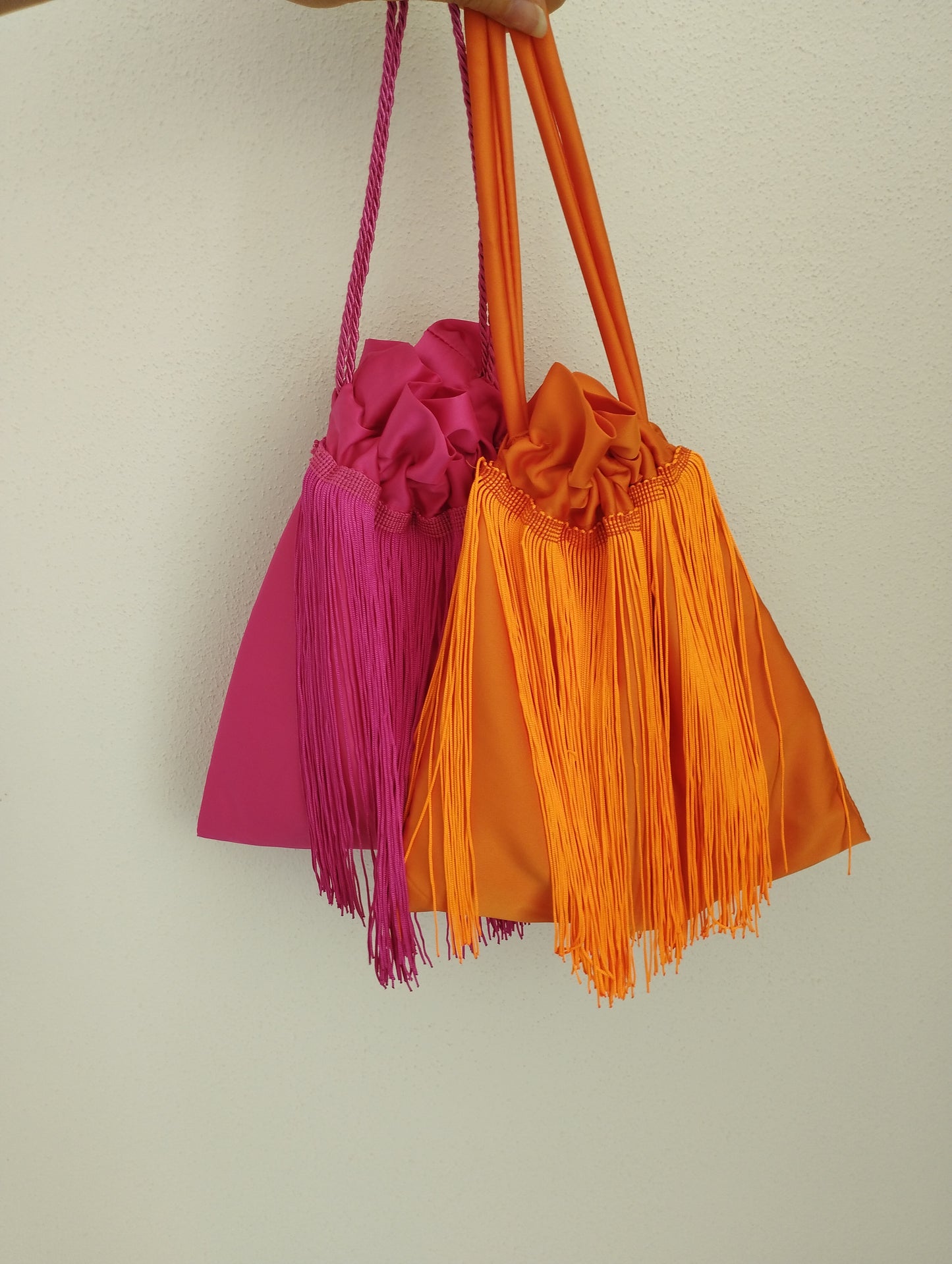 Borsa a sacchetto con frangia di nappe