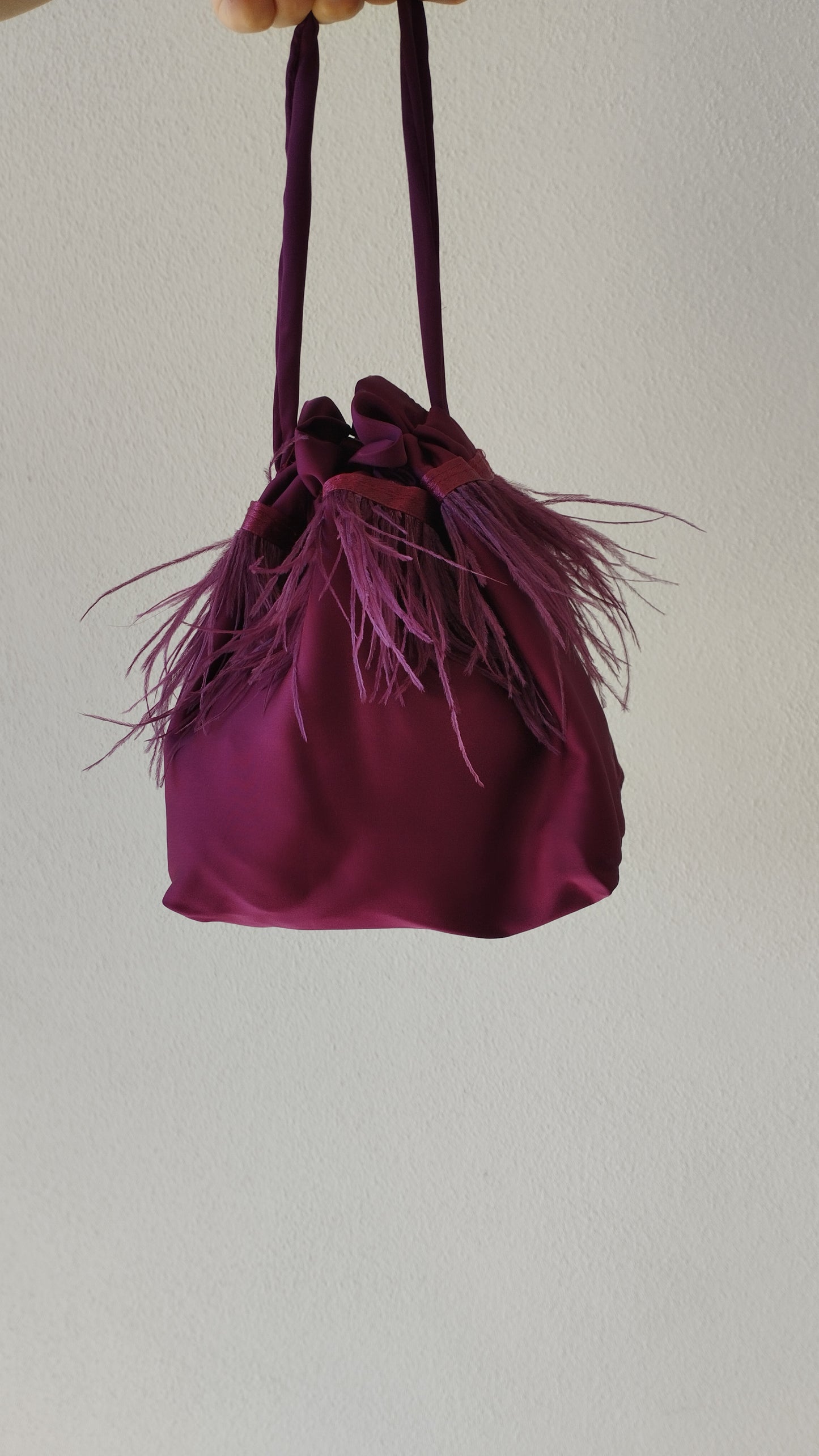 Borsa a sacchetto con base con piume