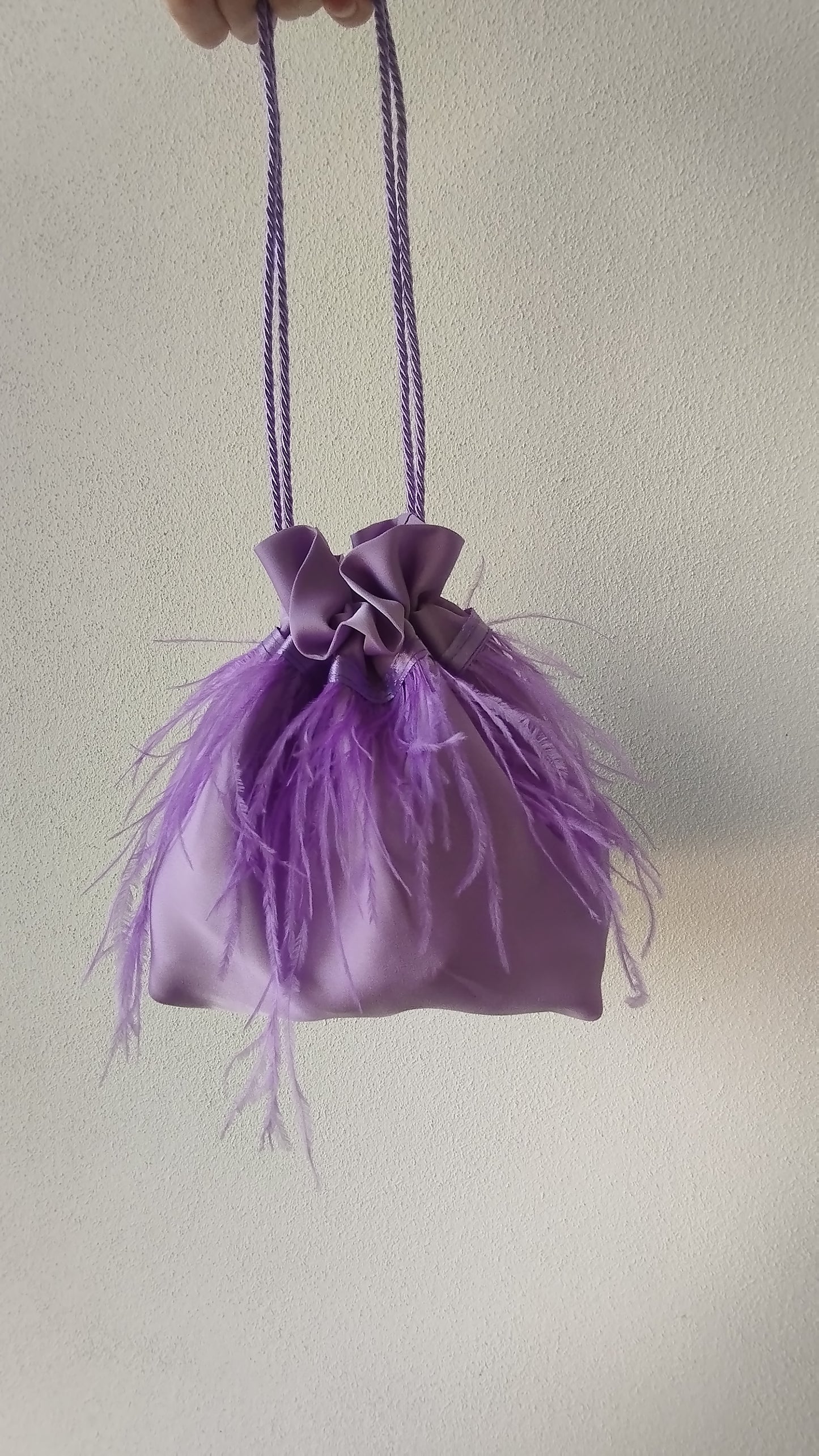 Borsa a sacchetto con base con piume
