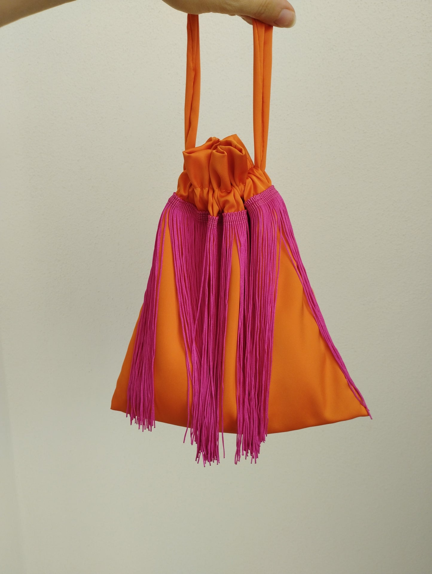 Borsa a sacchetto con frangia di nappe