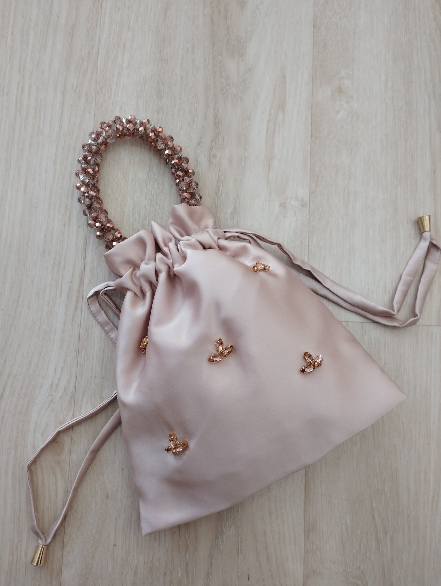Sac en satin bleu poudré avec appliques