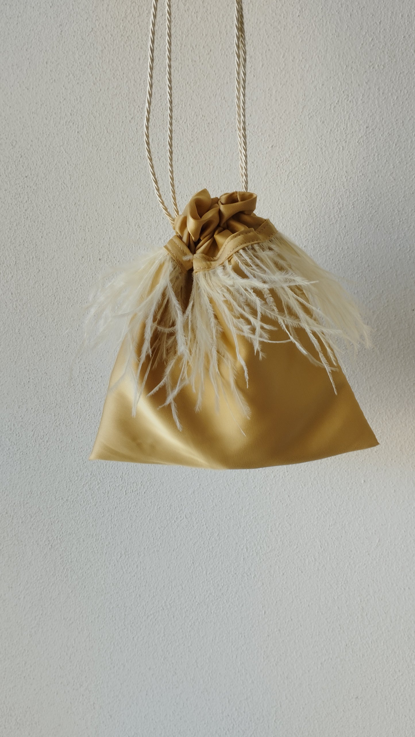 Borsa a sacchetto con piume