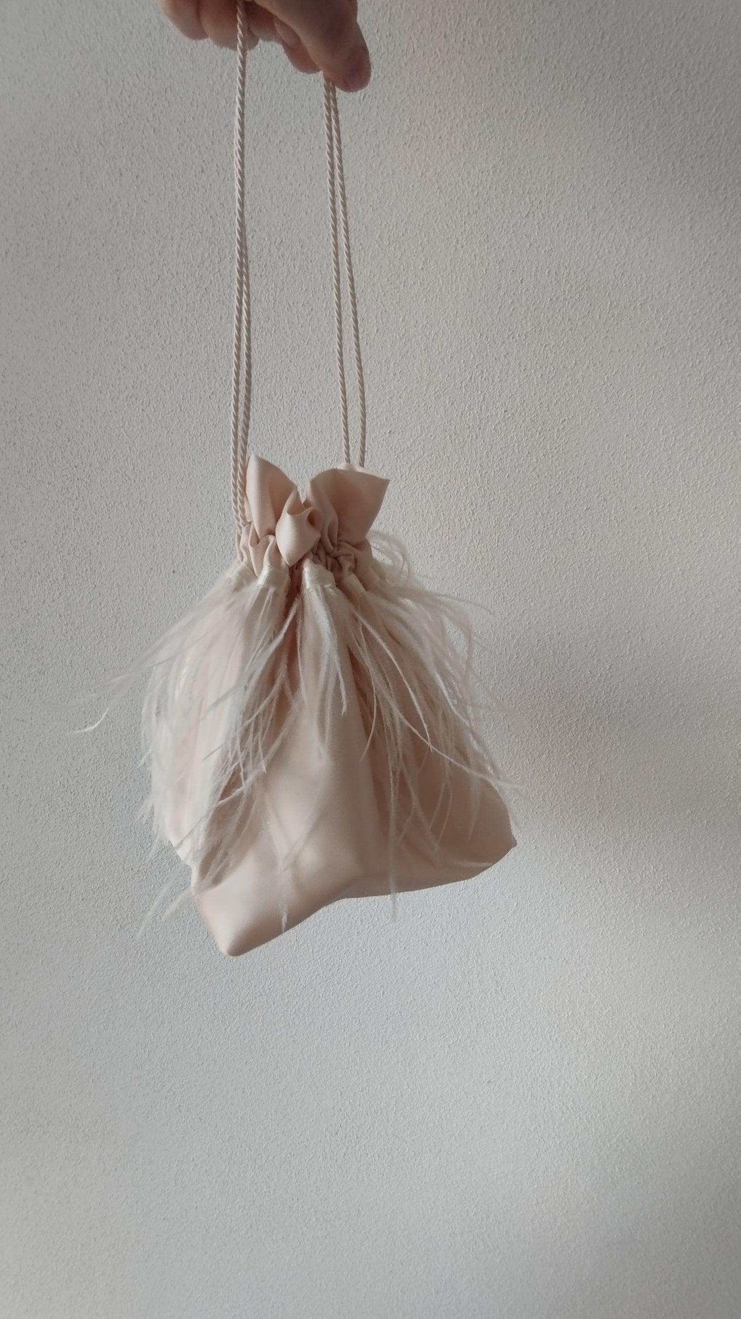 Borsa a sacchetto con base con piume