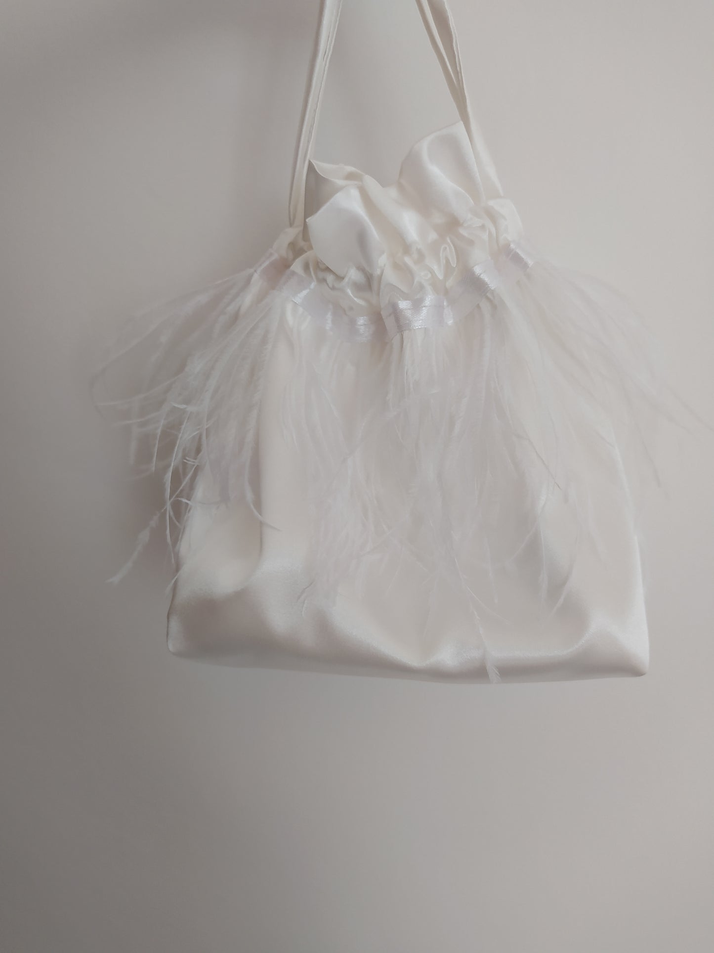 Borsa a sacchetto con base con piume