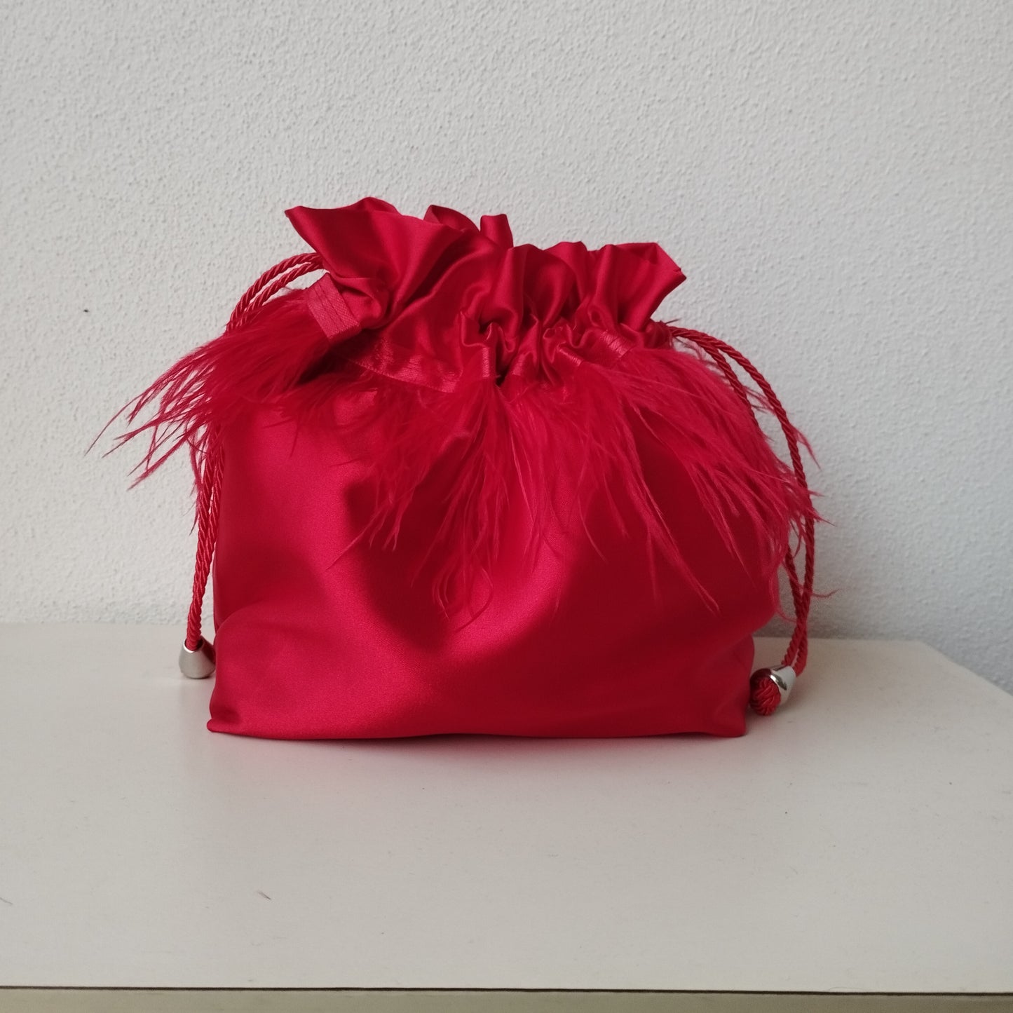 Borsa a sacchetto con base con piume