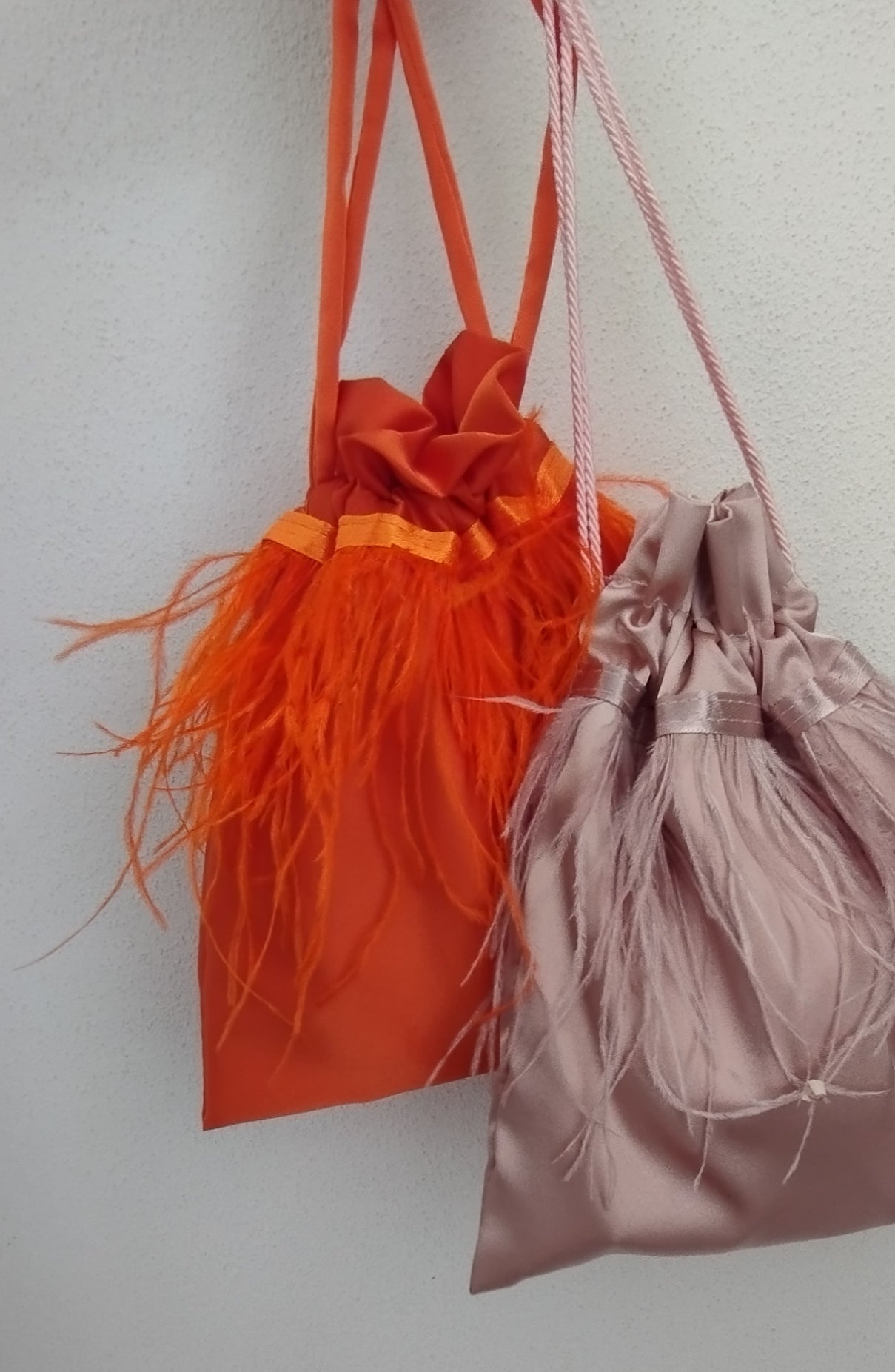 Borsa a sacchetto con piume