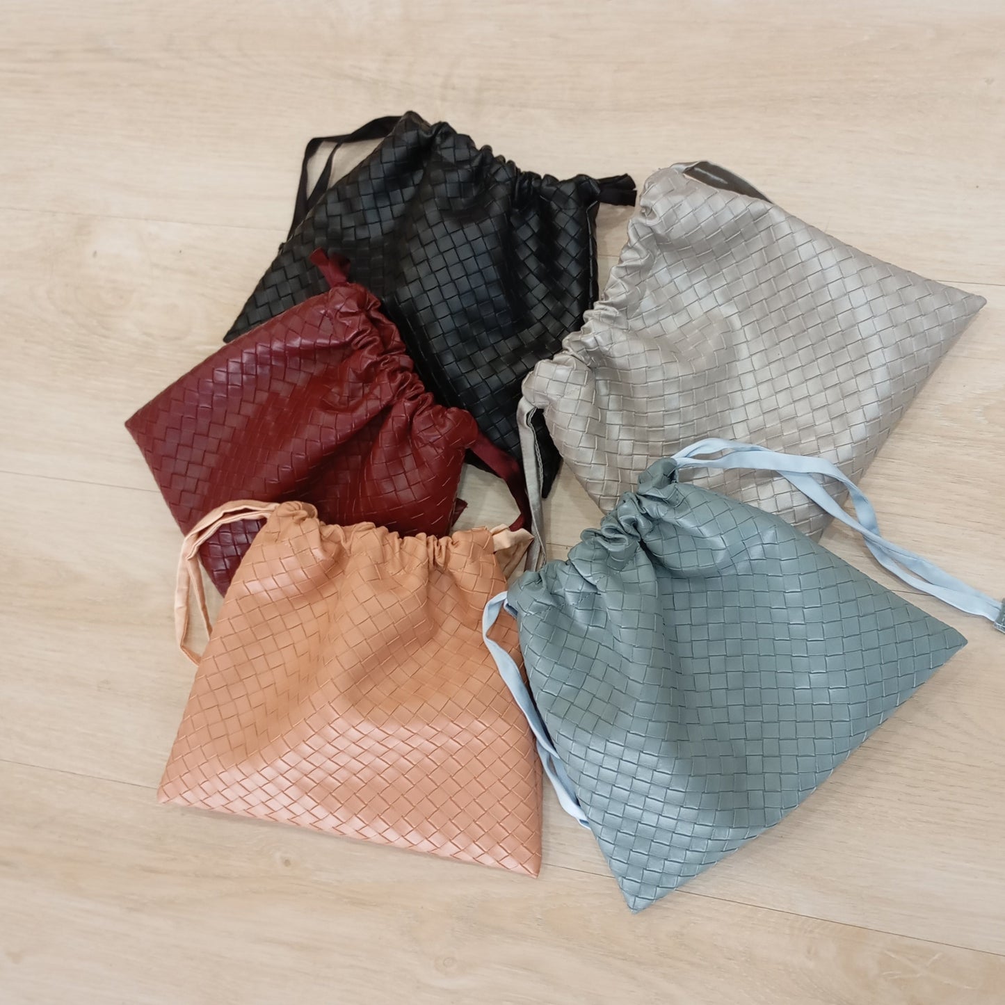 Borsa a sacchetto intrecciata ecopelle Dreamy Bags, borsa morbida intrecciata modello Bottega, sacchetto dust bag intrecciata