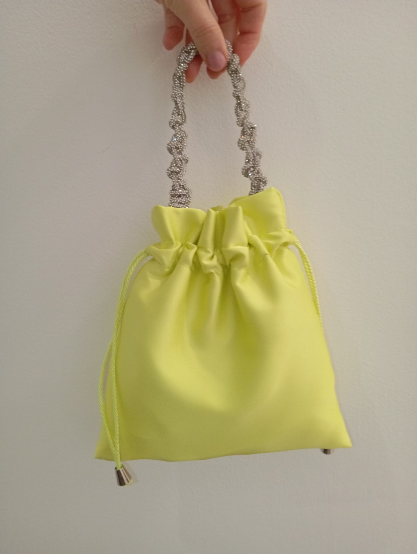 Manico gioiello per borsa in cordino strass argento effetto brillante con borsa a sacchetto in raso lime