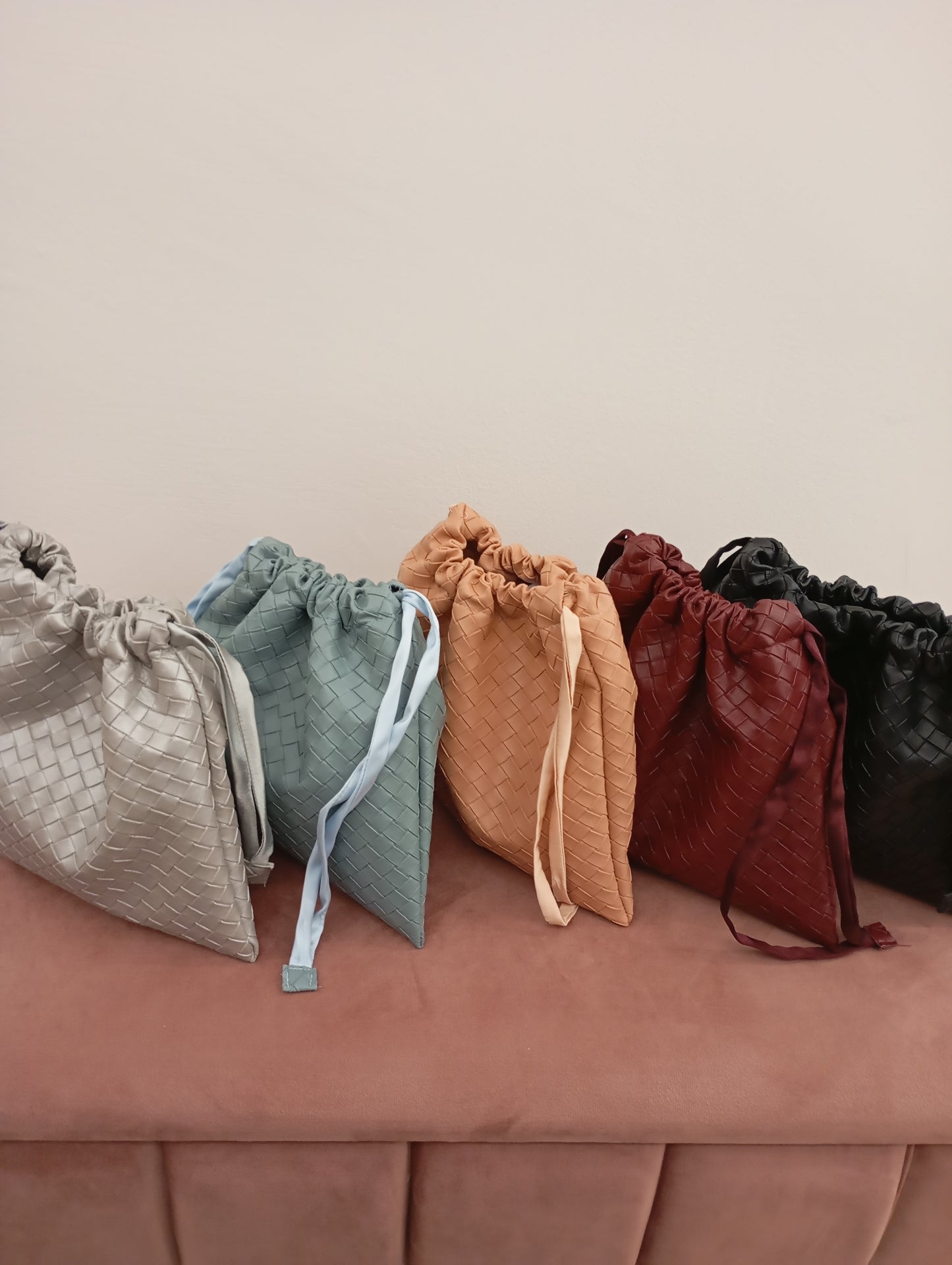 Borsa a sacchetto intrecciata ecopelle Dreamy Bags, borsa morbida intrecciata modello Bottega, sacchetto dust bag intrecciata, borsa intrecciata bordeaux