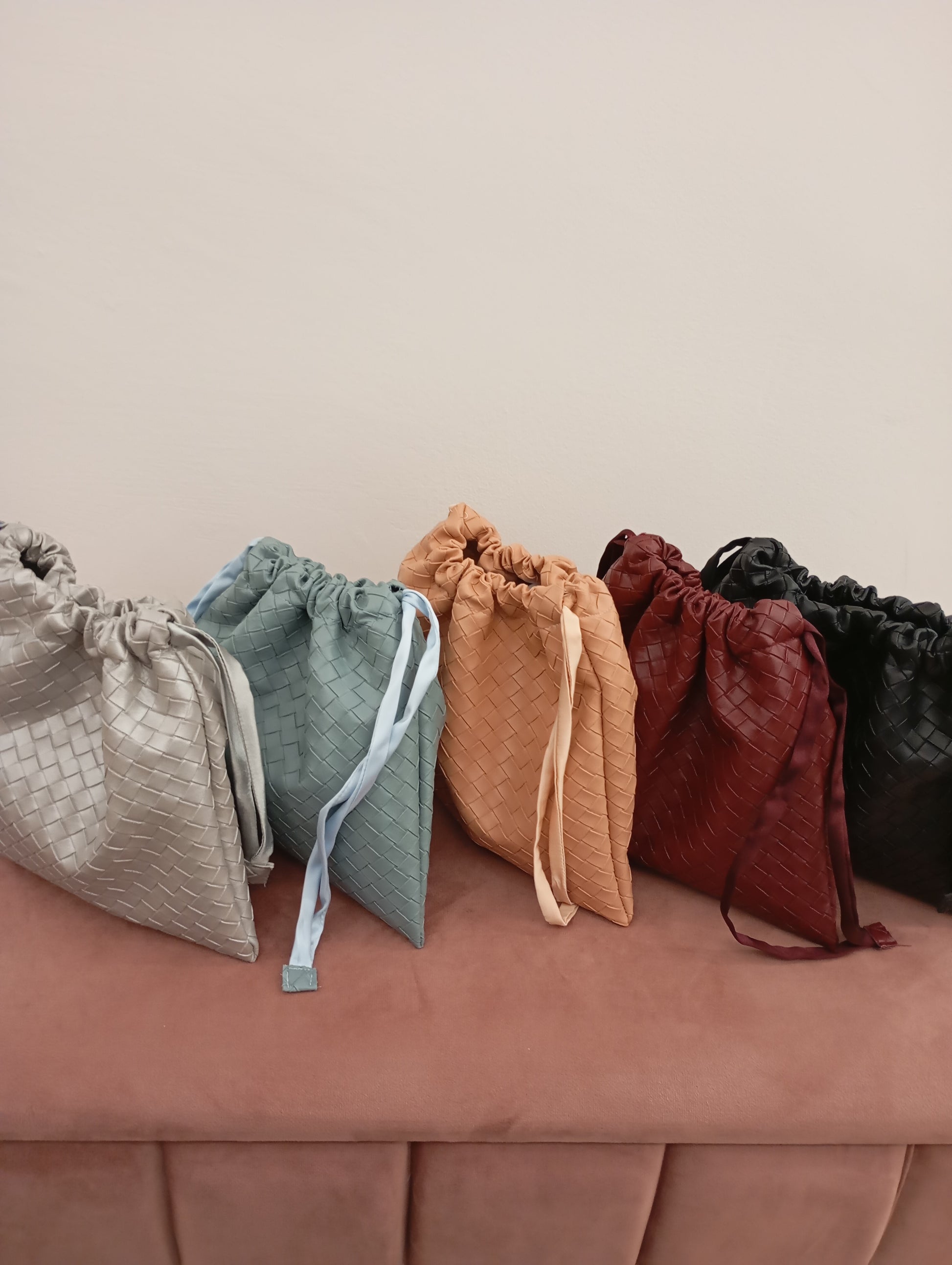 Borsa a sacchetto intrecciata ecopelle Dreamy Bags, borsa morbida intrecciata modello Bottega, sacchetto dust bag intrecciata, borsa intrecciata bordeaux