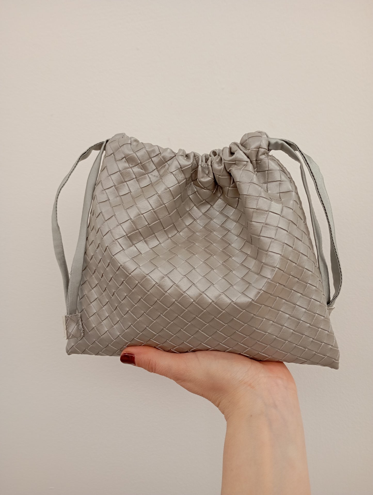 Borsa a sacchetto intrecciata ecopelle Dreamy Bags, borsa morbida intrecciata modello Bottega, sacchetto dust bag intrecciata, borsa intrecciata argento