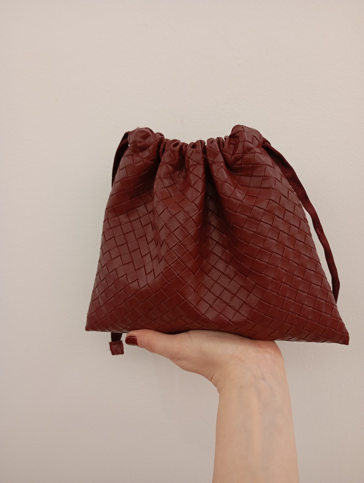 Borsa a sacchetto intrecciata ecopelle Dreamy Bags, borsa morbida intrecciata modello Bottega, sacchetto dust bag intrecciata, borsa intrecciata bordeaux