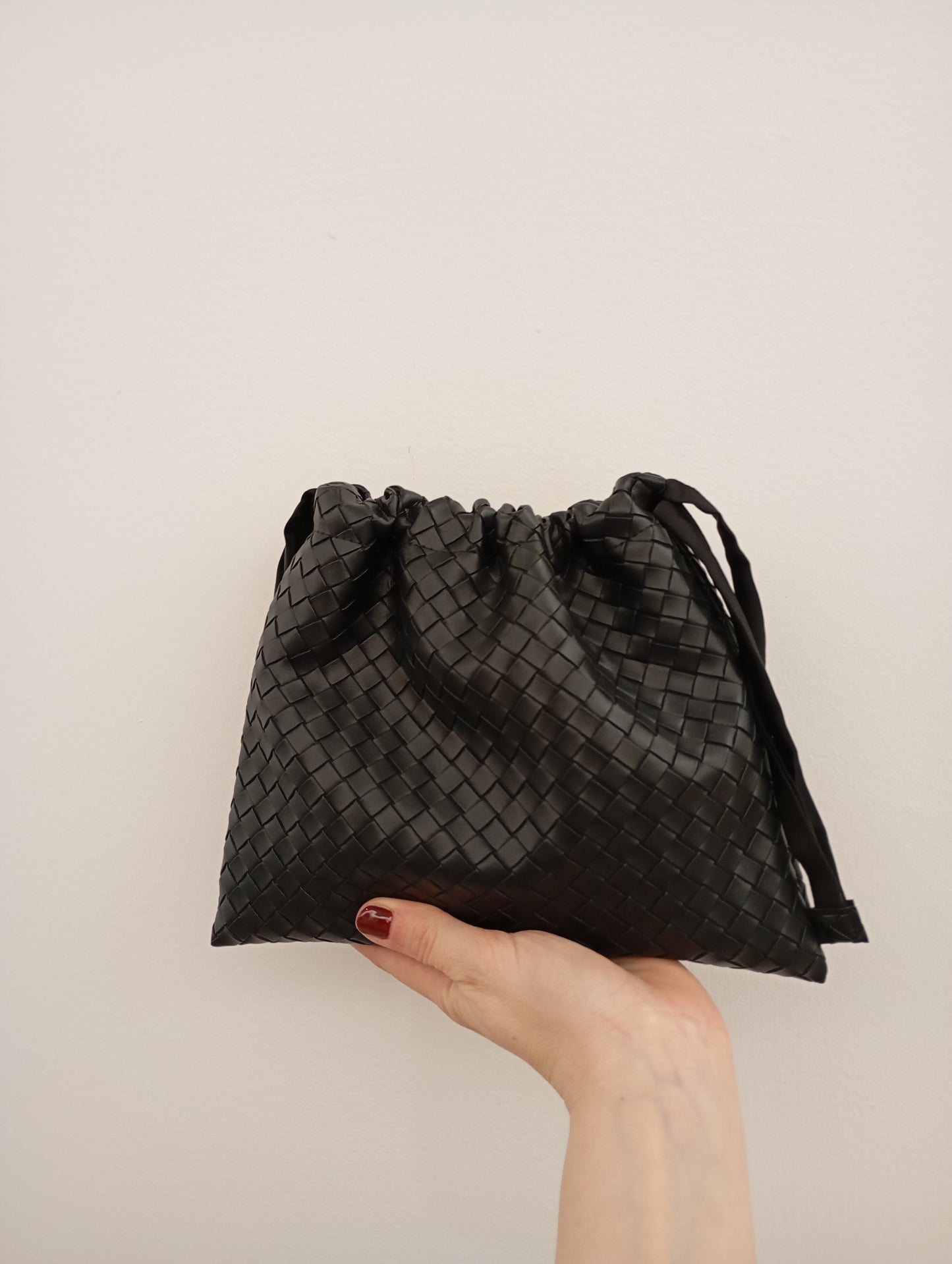 Borsa a sacchetto intrecciata ecopelle Dreamy Bags, borsa morbida intrecciata modello Bottega, sacchetto dust bag intrecciata, borsa intrecciata nera