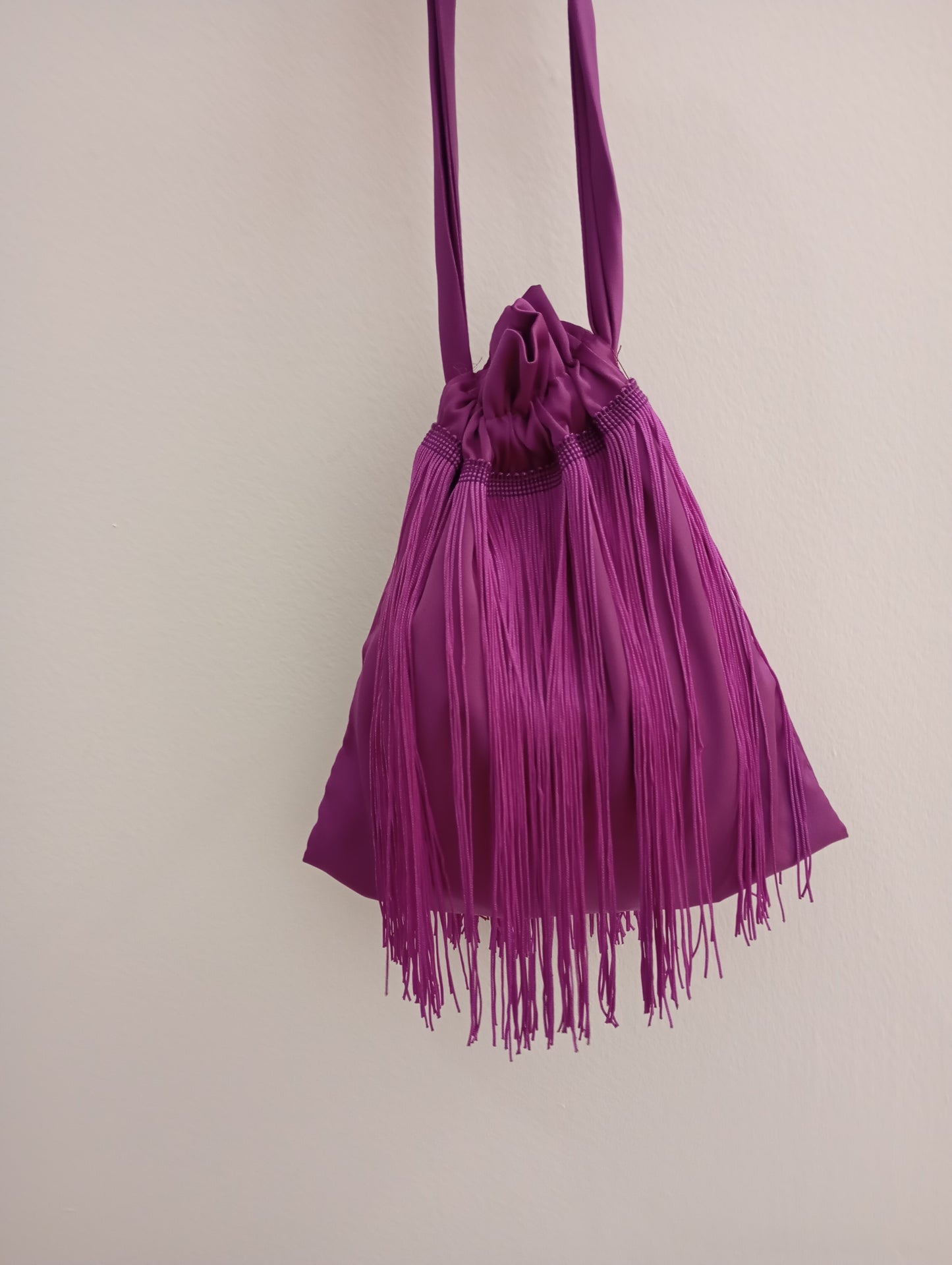 Borsa a sacchetto con frangia di nappe