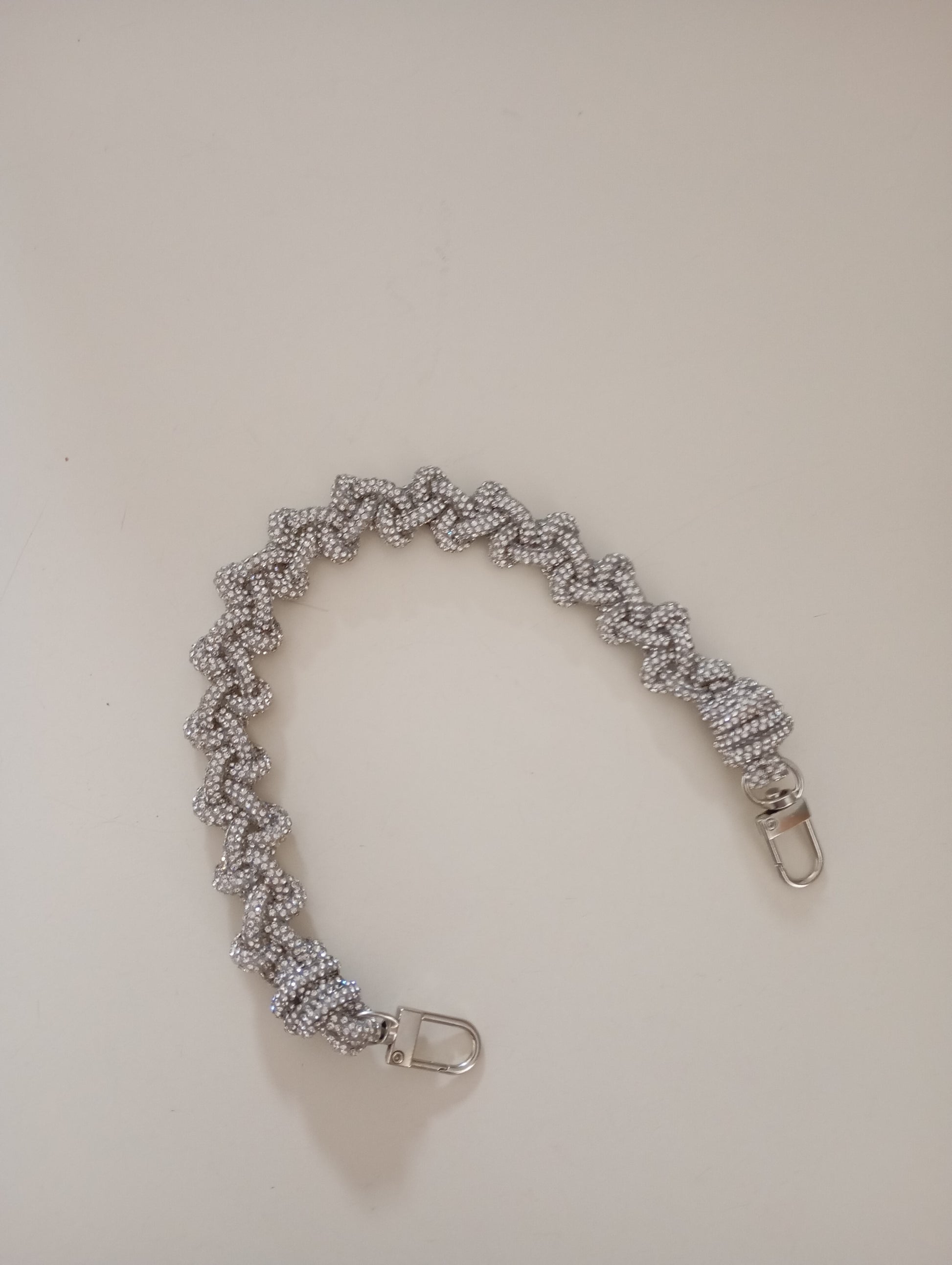 Manico gioiello per borsa in cordino strass argento effetto brillante.