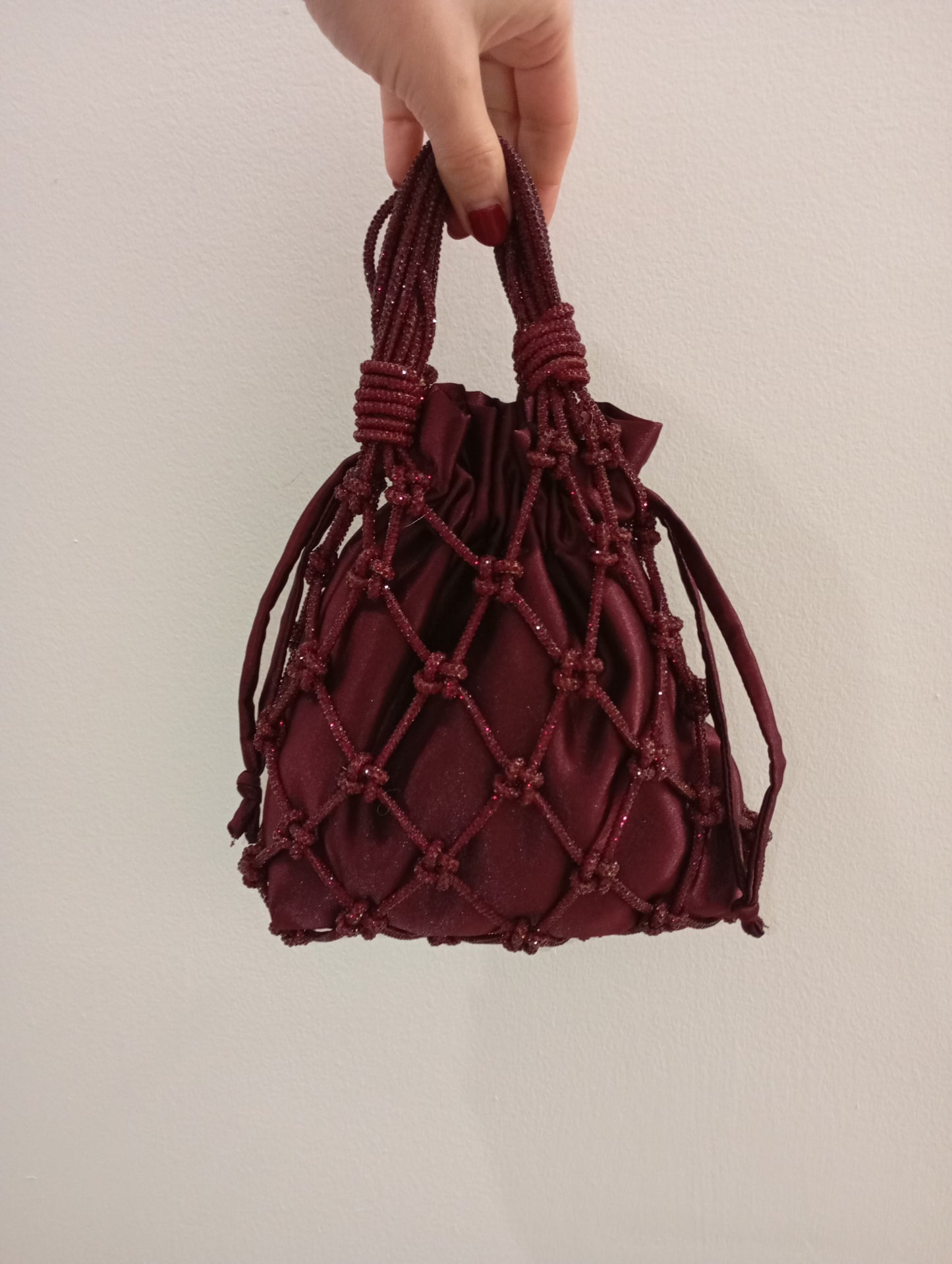 Borsa modello Net con filato strass bordeaux, sacchetto interno in raso bordeaux. Borsa cordino strass, tecnica macramè, modello a sacchetto, rete con tracolla staccabile