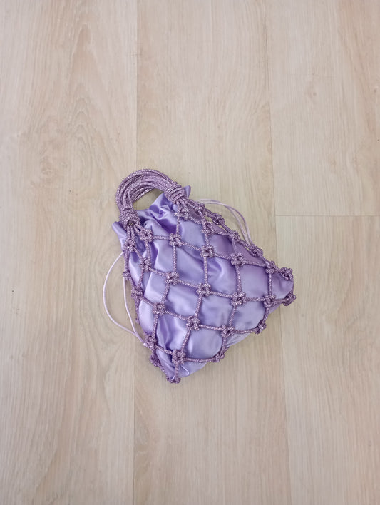 Net Bag realizzata con un luminoso filato strass color lilla intrecciato a mano. Sacchetto interno in raso satin intercambiabile.