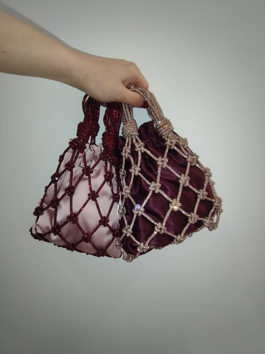 Borsa modello Net con filato strass bordeaux, sacchetto interno in raso bordeaux. Borsa cordino strass, tecnica macramè, modello a sacchetto, rete con tracolla staccabile