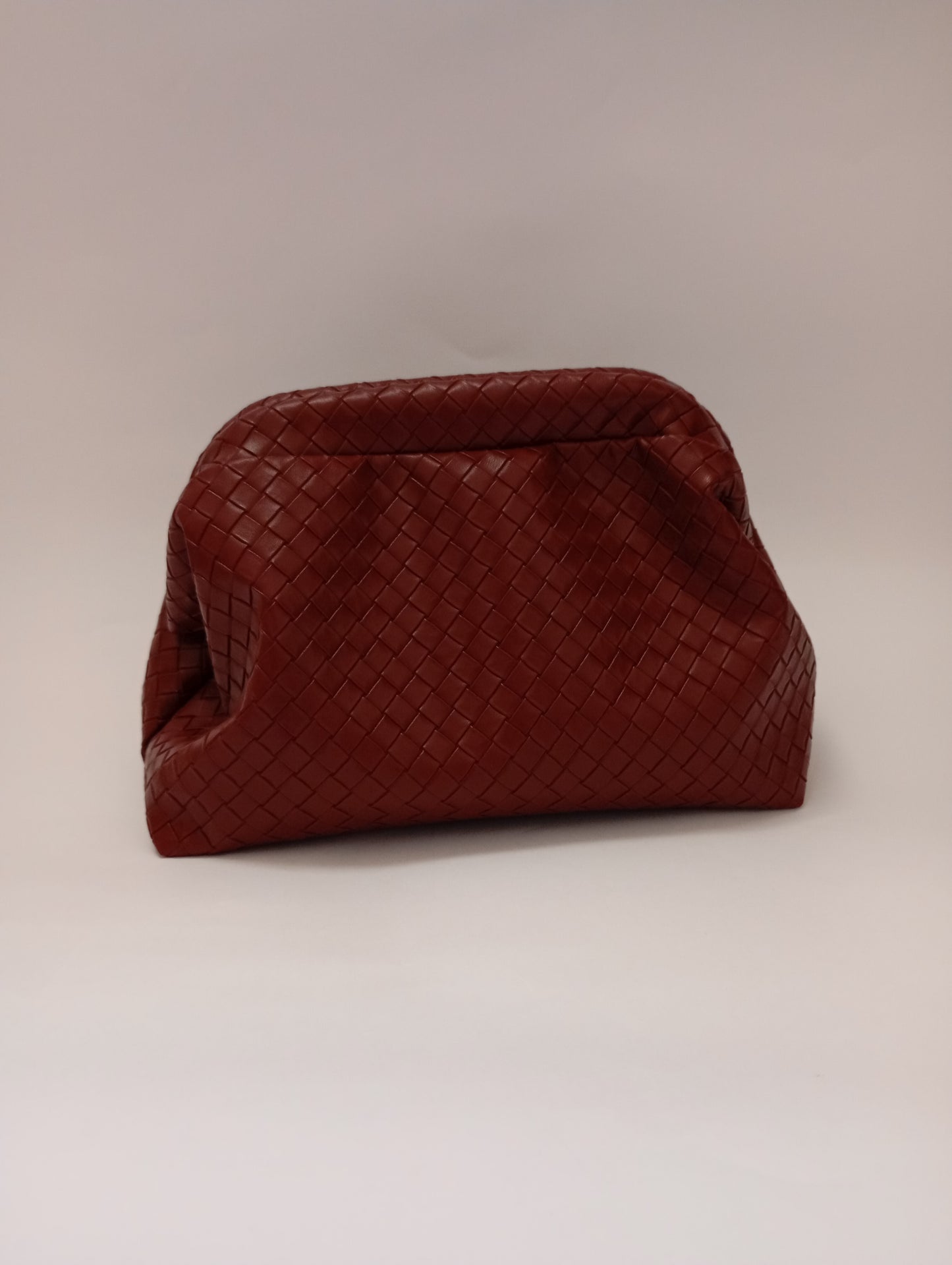 Clutch donna in ecopelle intrecciata bordeaux, modello Bottega