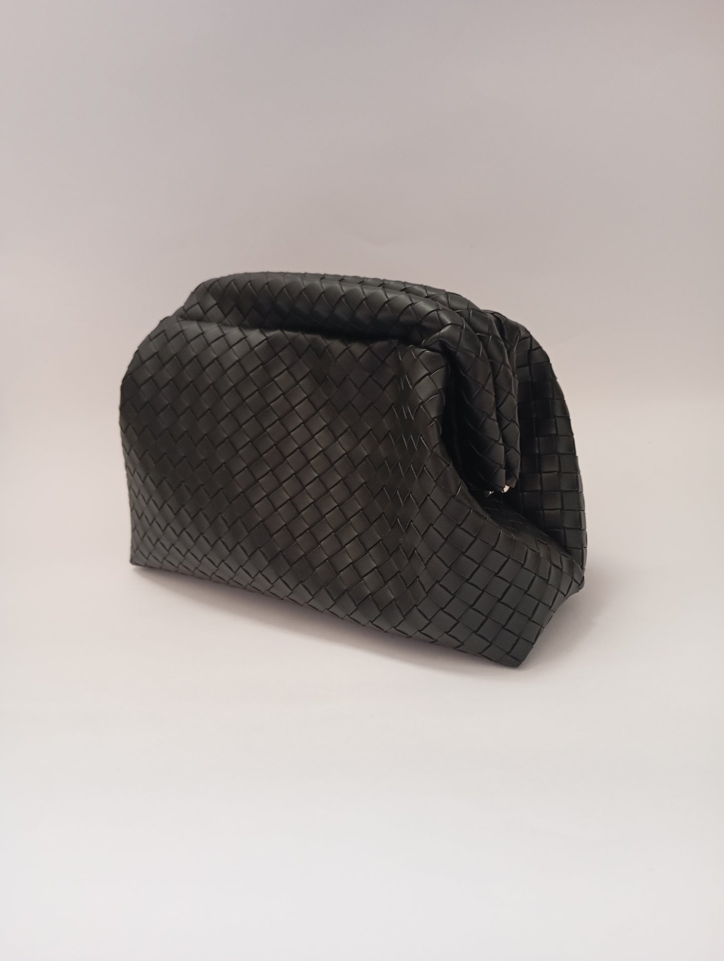 Clutch donna in ecopelle intrecciata nera, modello Bottega