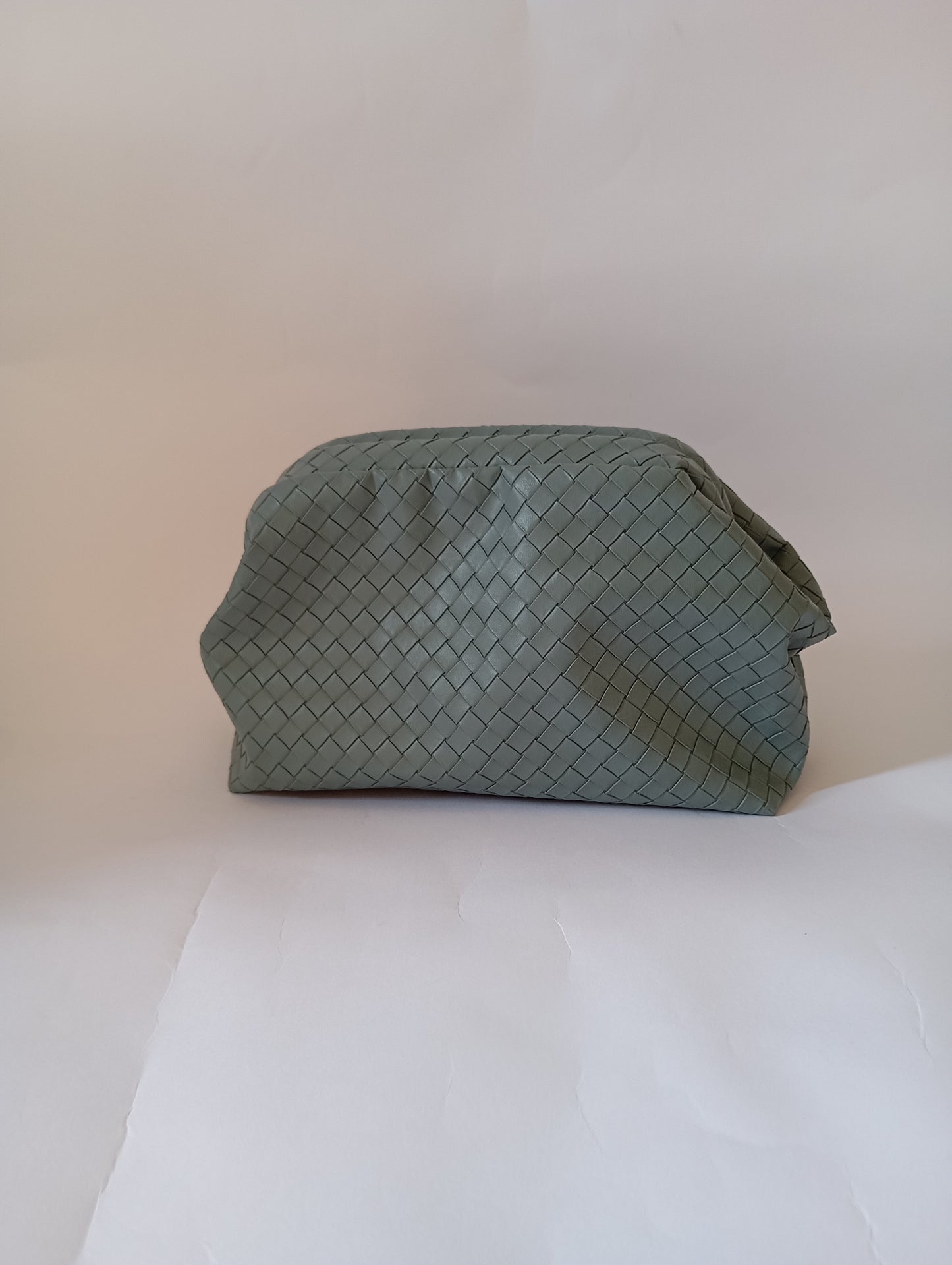 Clutch donna in ecopelle intrecciata polvere, modello Bottega