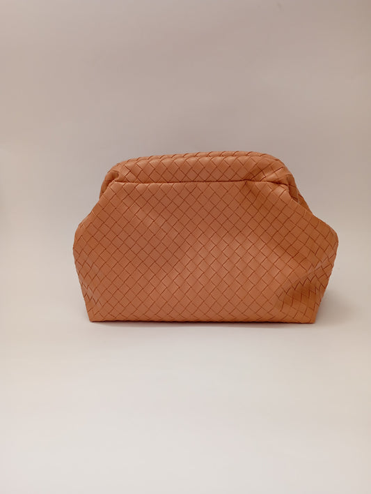 Clutch donna in ecopelle intrecciata rosa pesca, modello Bottega