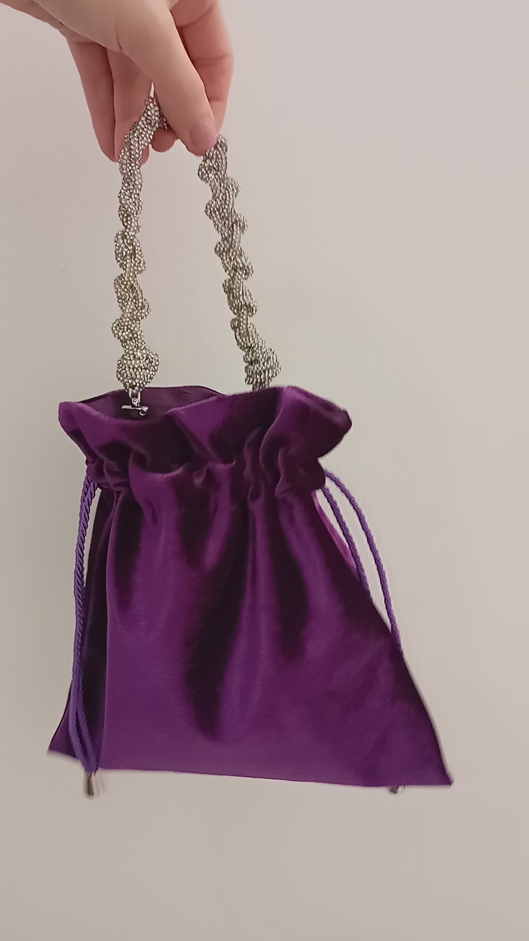 Manico gioiello per borsa in cordino strass argento effetto brillante con borsa a sacchetto in velluto viola