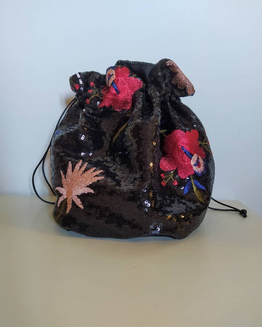 borsa secchiello nera con paillettes e ricami floreali Dreamy Bags