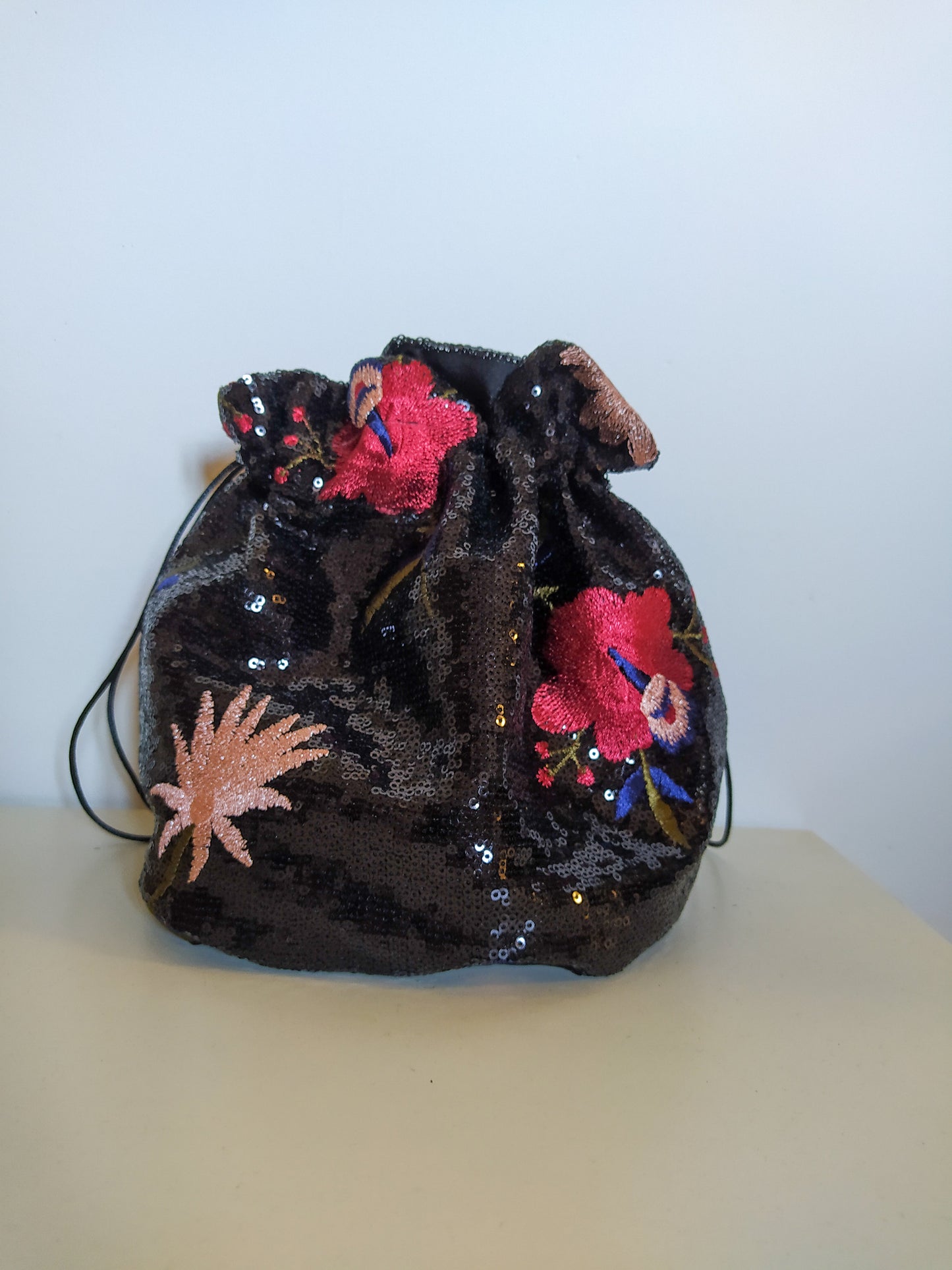 borsa secchiello nera con paillettes e ricami floreali Dreamy Bags