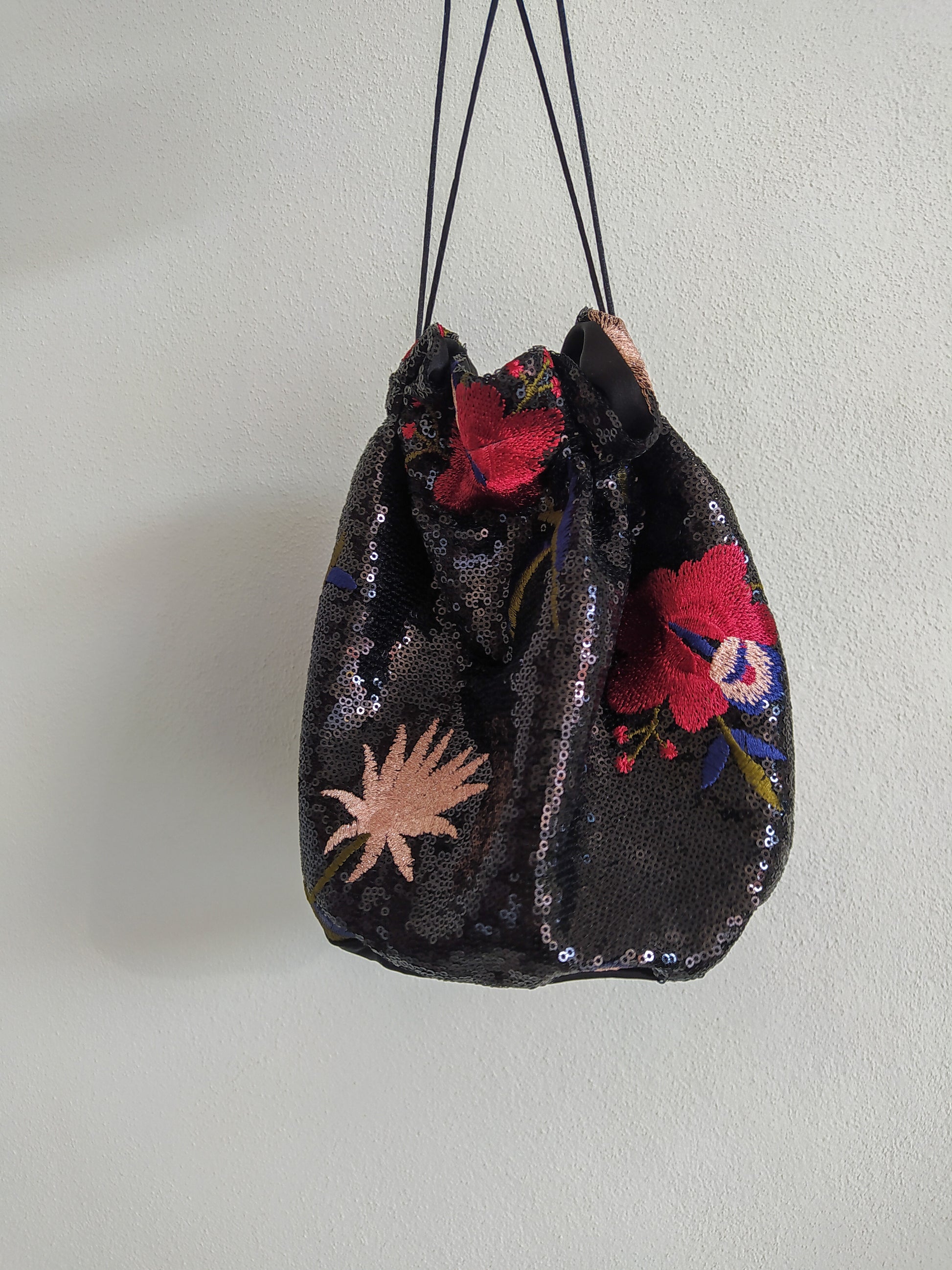 borsa secchiello nera con paillettes e ricami floreali Dreamy Bags